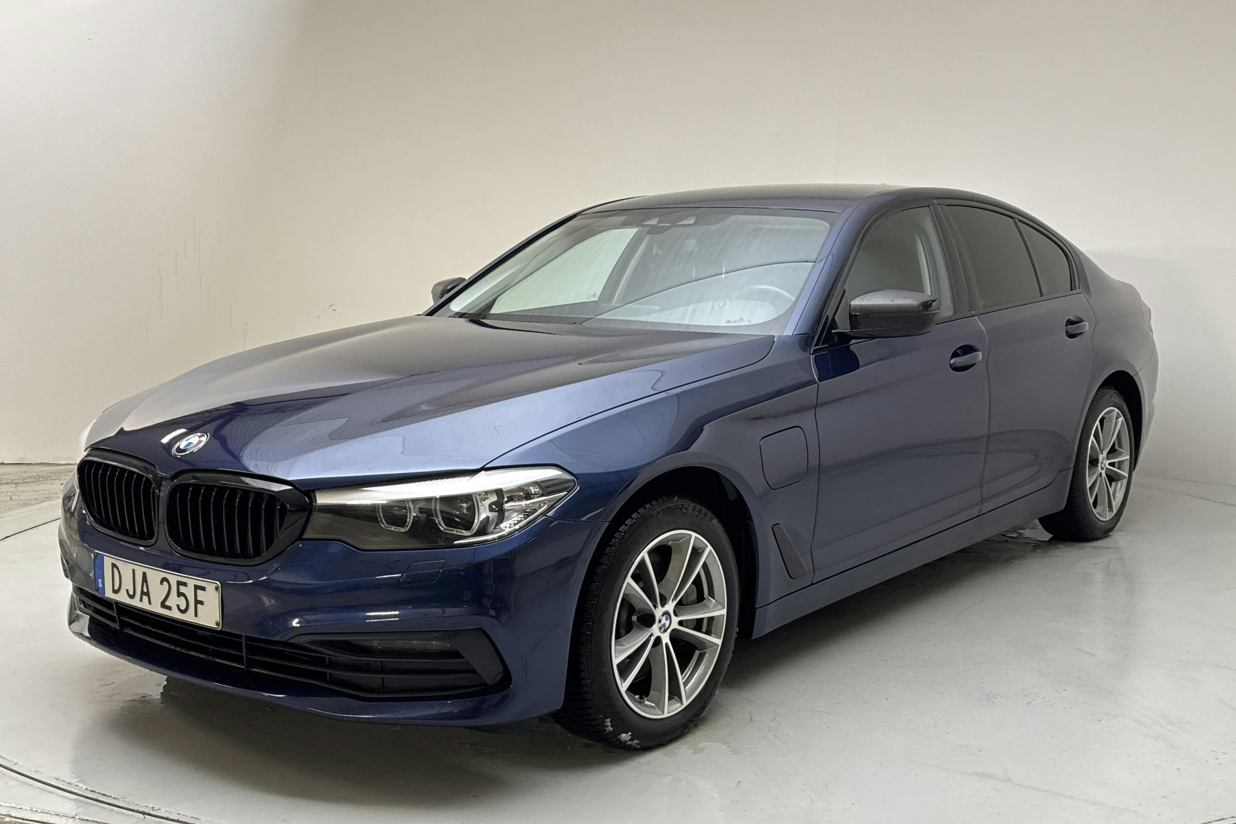 Presentationsfoto 1 av 17: BMW 530e iPerformance Sedan, G30 12kWh (252hk) - 22 423 mil - Automat - blå - 2020