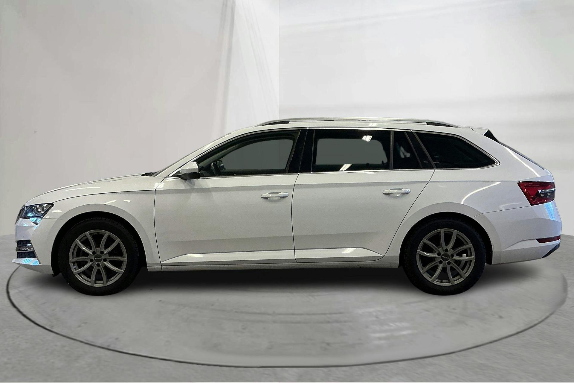 Esitlusfoto 2 aadressil 23: Skoda Superb 1.4 TSI PHEV Kombi (218hk) - 112 100 km - Automaatne - valge - 2022