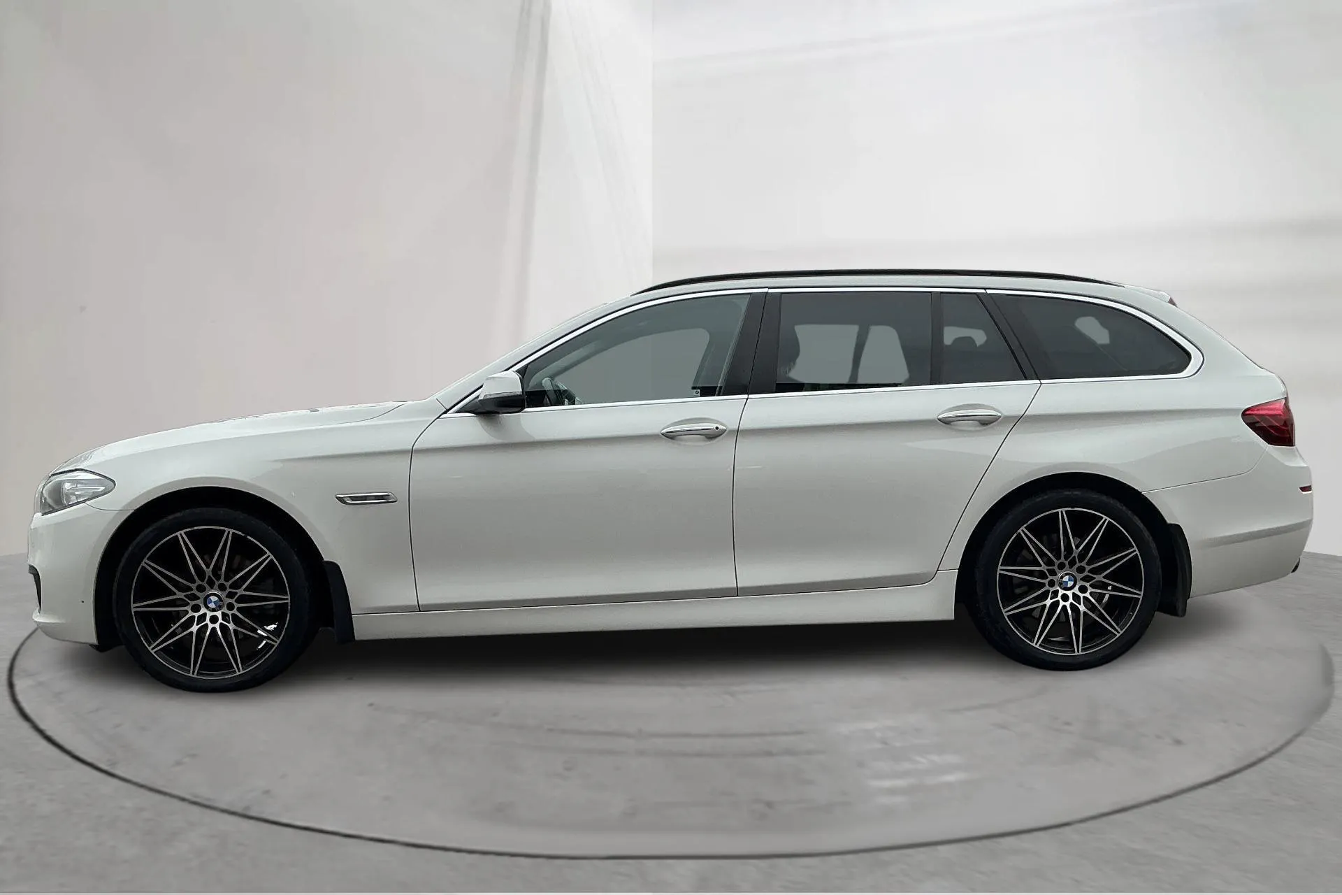 Presentation photo 2 of 12: BMW 520d xDrive Touring, F11 (190hk) - 179 830 km - Automatic - white - 2015