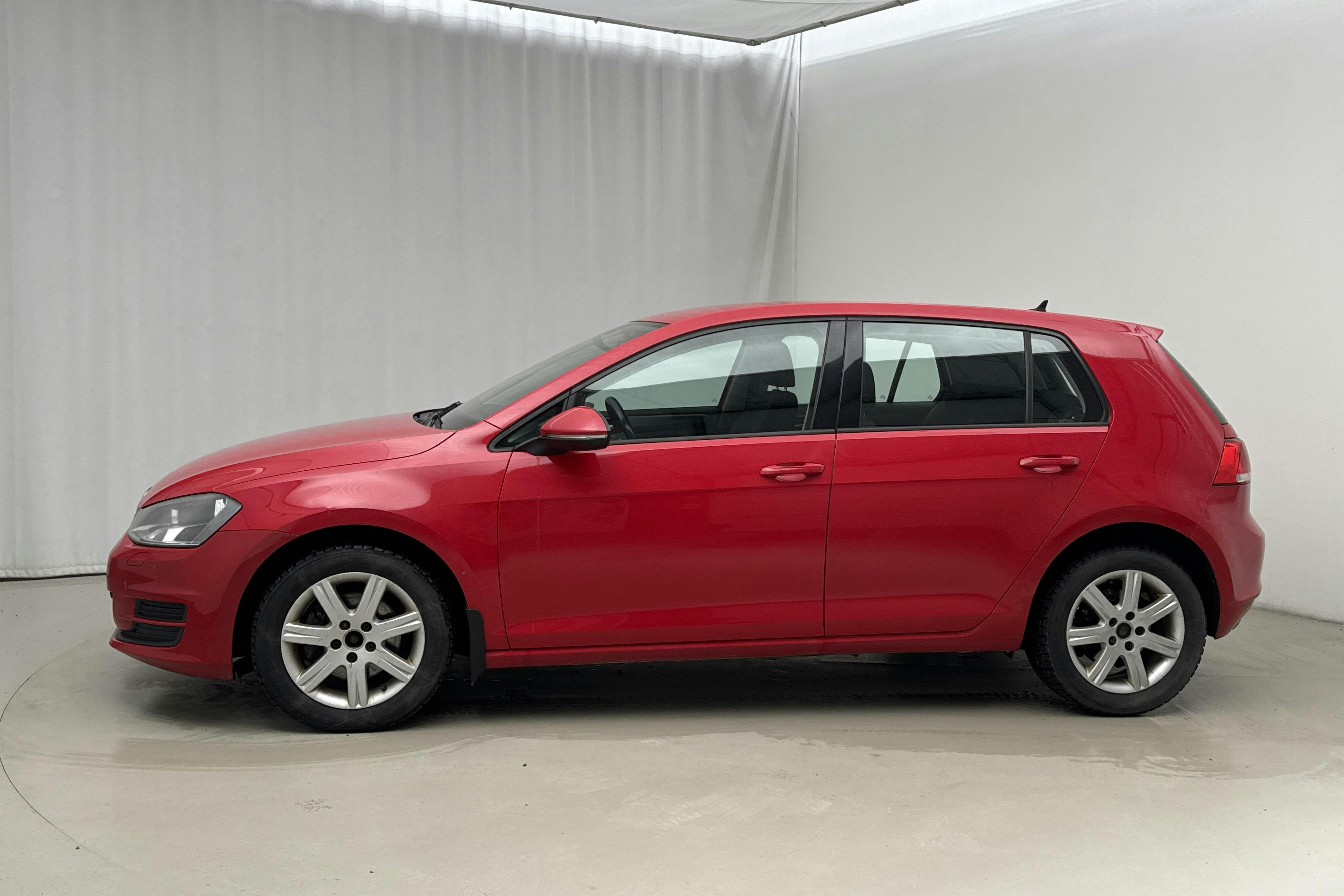 Presentationsfoto 2 av 14: VW Golf VII 1.6 TDI BlueMotion Technology 5dr (105hk) - 19 763 mil - Automat - röd - 2014