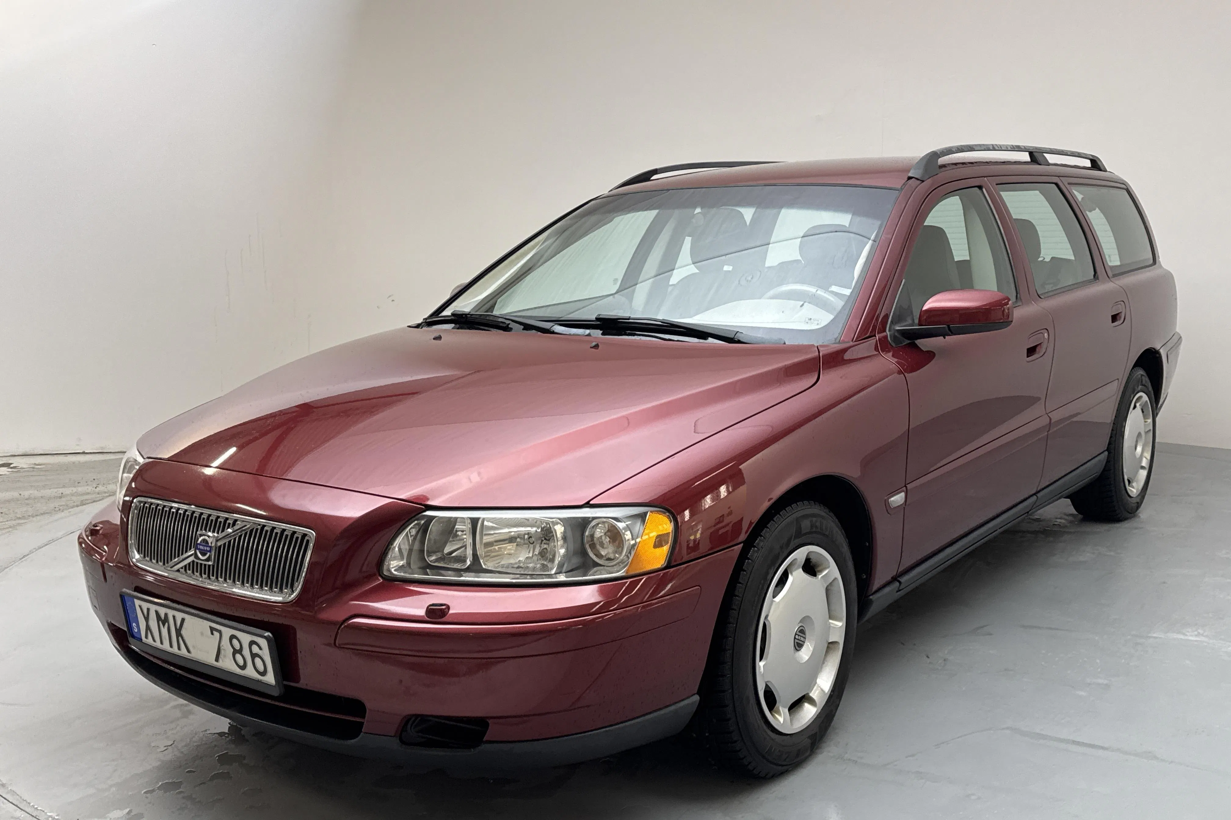Presentation photo 1 of 13: Volvo V70 2.4 (140hk) - 165 610 km - Manual - red - 2006