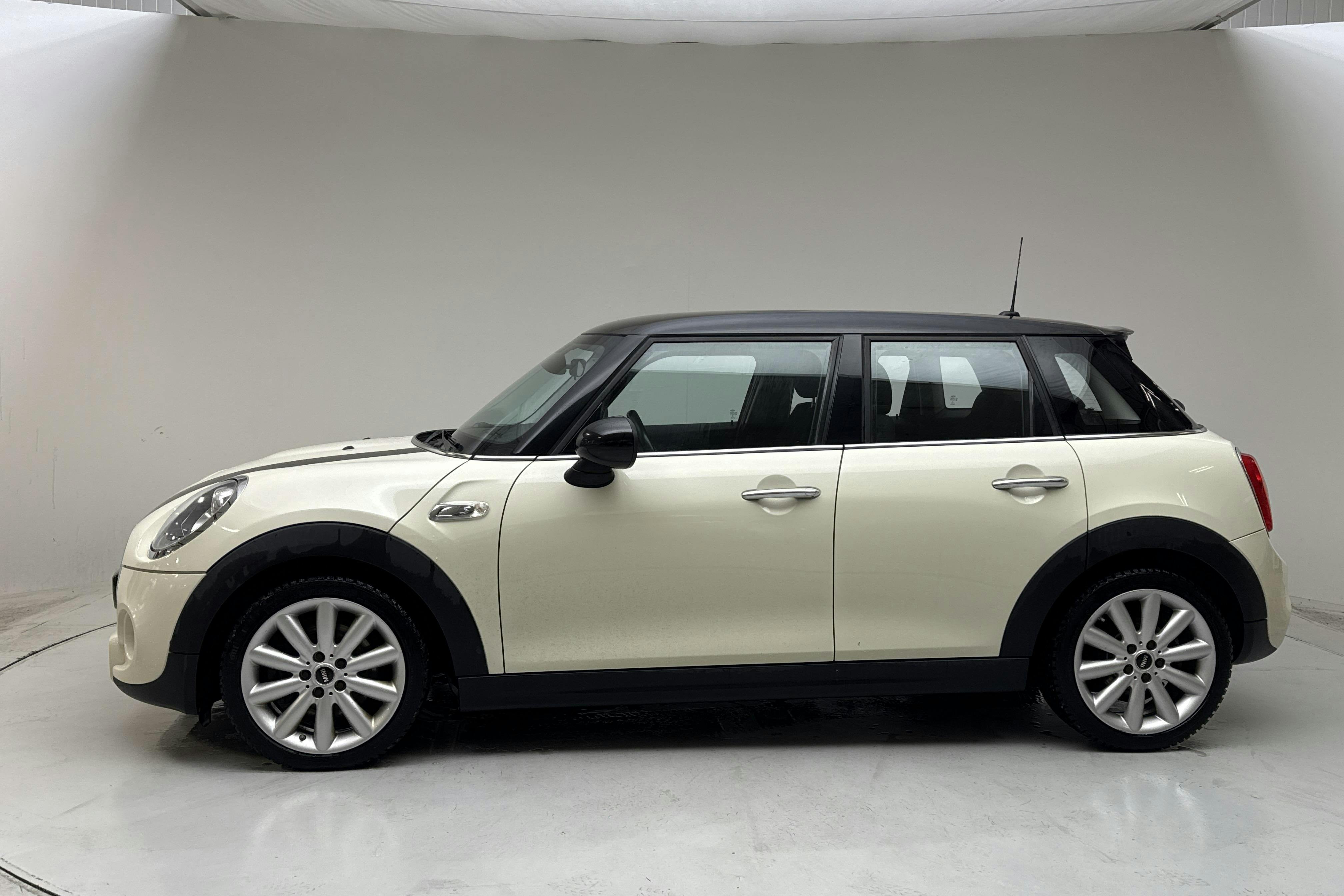 Presentationsfoto 2 av 12: MINI Cooper S Hatch 5dr (192hk) - 11 889 mil - Manuell - vit - 2016