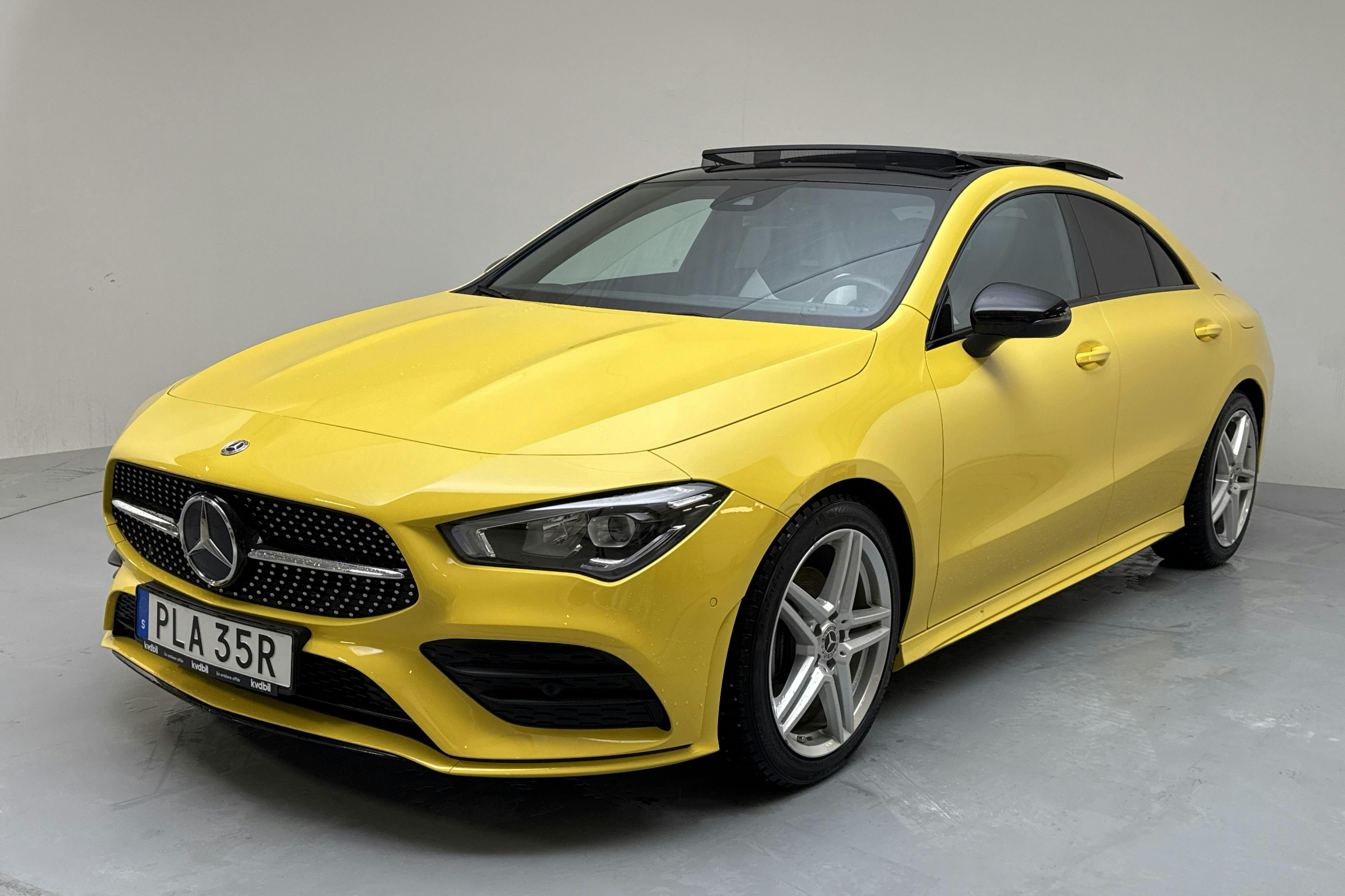 Presentation photo 1 of 15: Mercedes CLA 180 Coupé C118 (136hk) - 30 330 km - Automatic - yellow - 2022