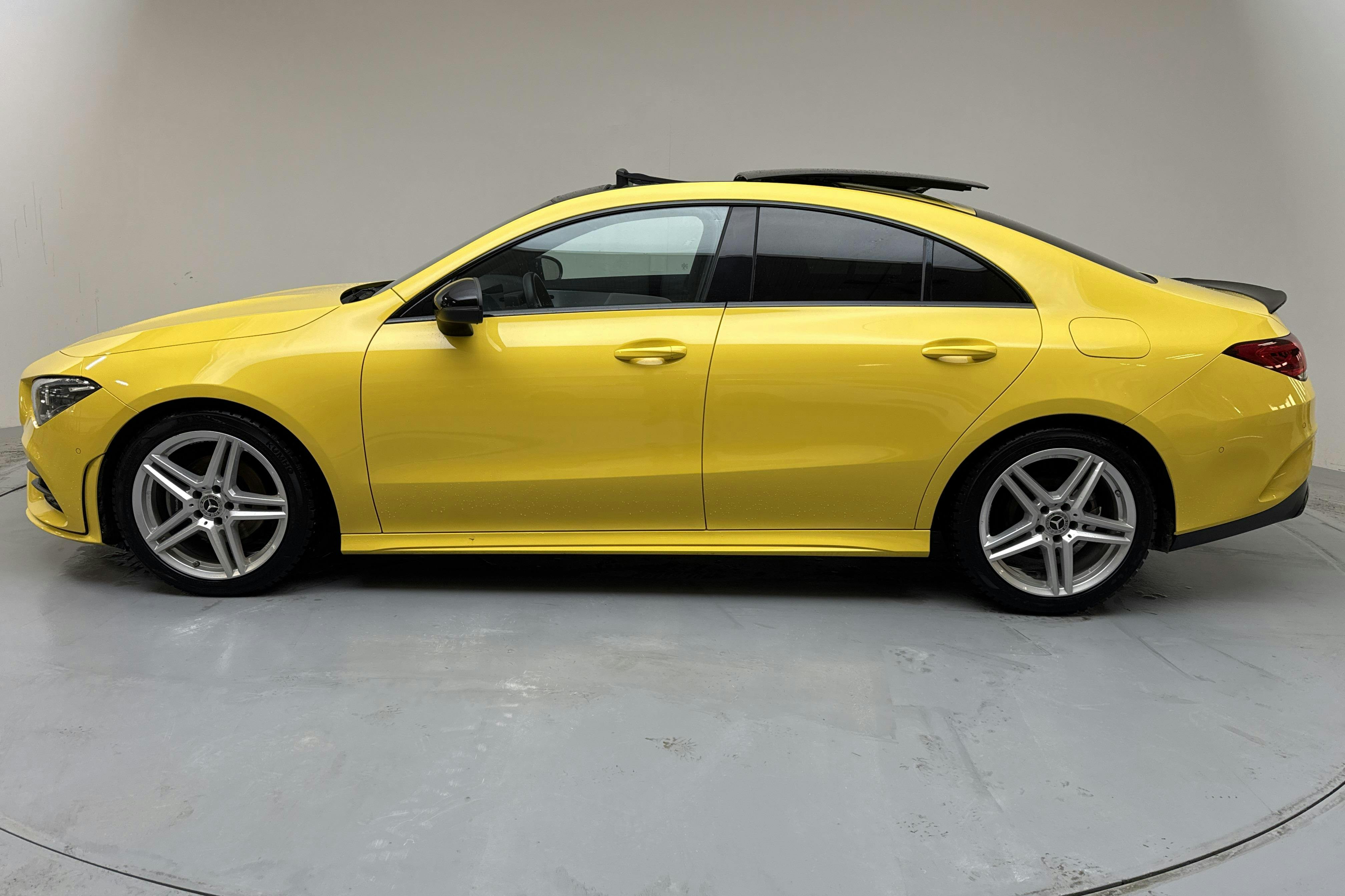 Presentation photo 2 of 15: Mercedes CLA 180 Coupé C118 (136hk) - 30 330 km - Automatic - yellow - 2022