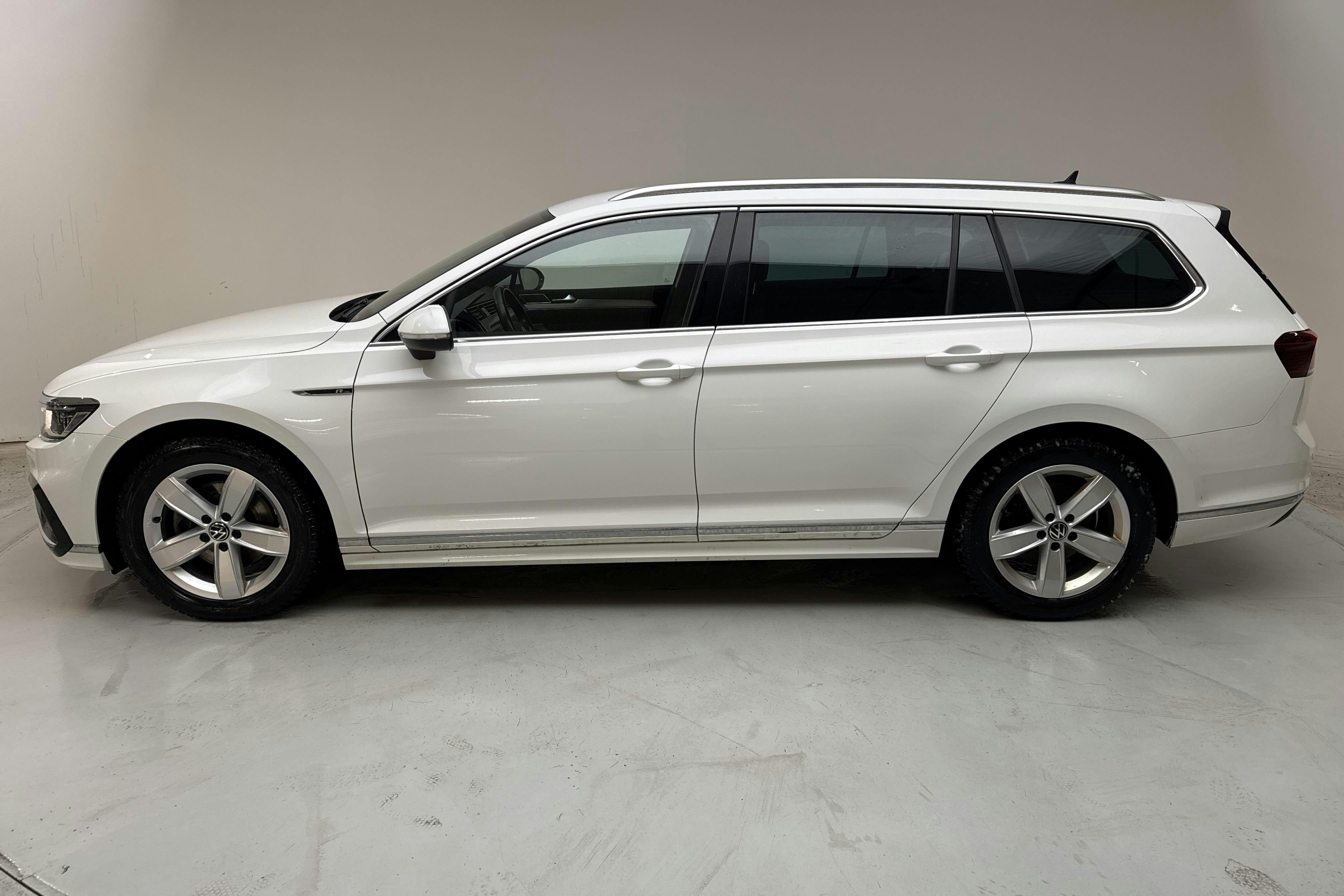 Esittelykuva 2 osoitteesta 16: VW Passat 2.0 TDI Sportscombi 4Motion (200hk) - 106 660 km - Automaattinen - valkoinen - 2022