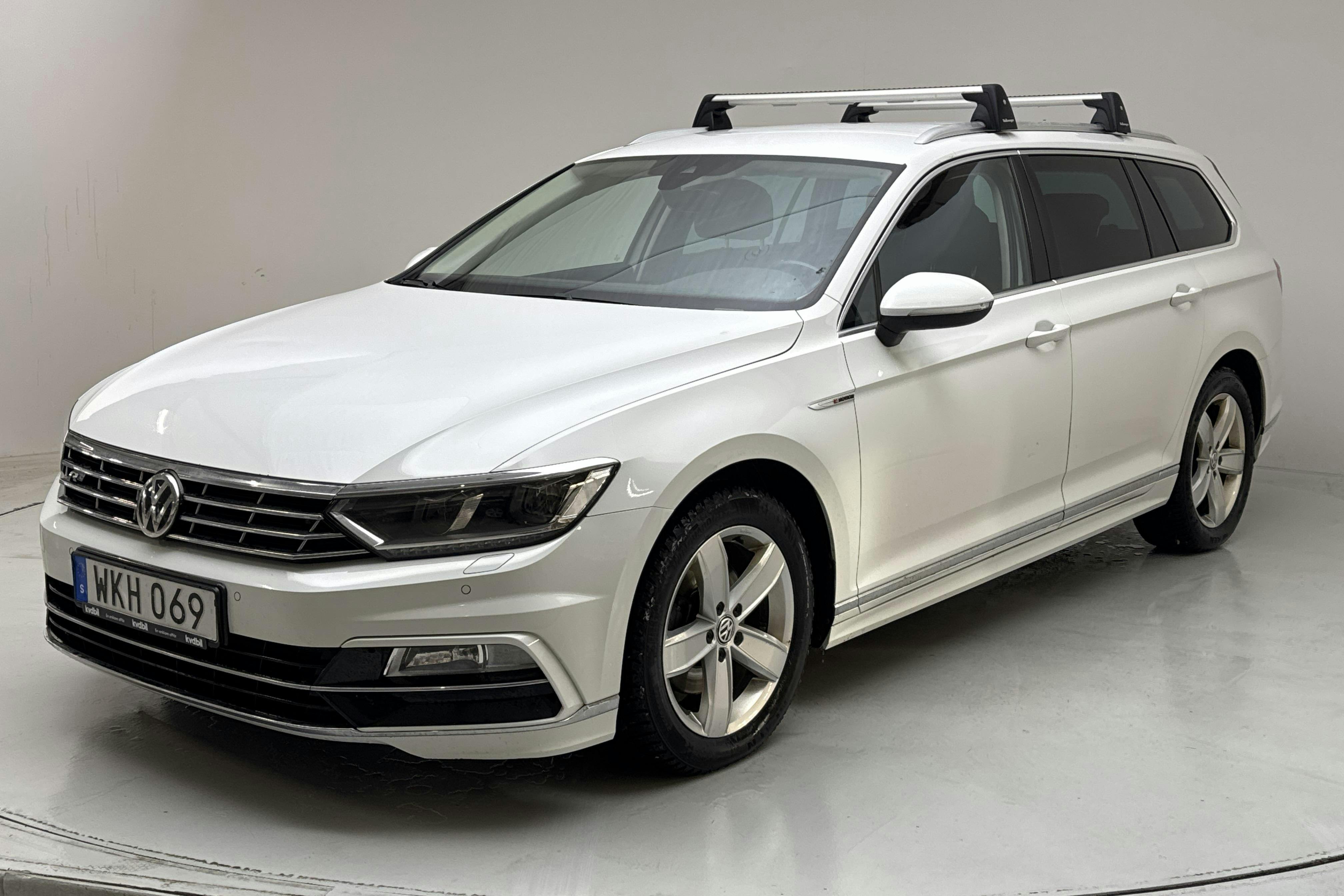 Presentationsfoto 1 av 14: VW Passat 2.0 TDI Sportscombi 4MOTION (190hk) - 21 577 mil - Automat - vit - 2018