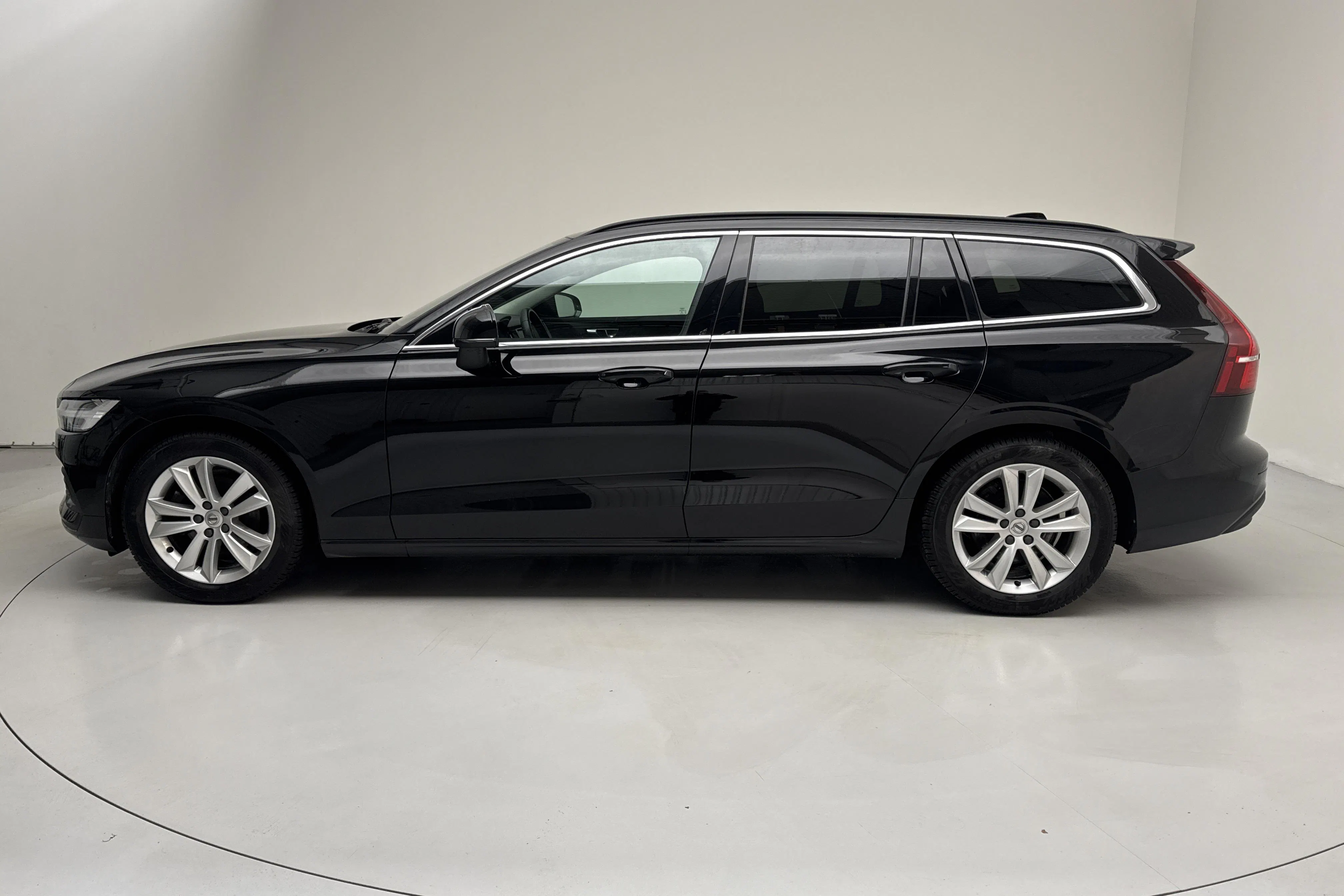 Presentation photo 2 of 14: Volvo V60 B4 Mildhybrid, Diesel (197hk) - 130 260 km - Automatic - black - 2023