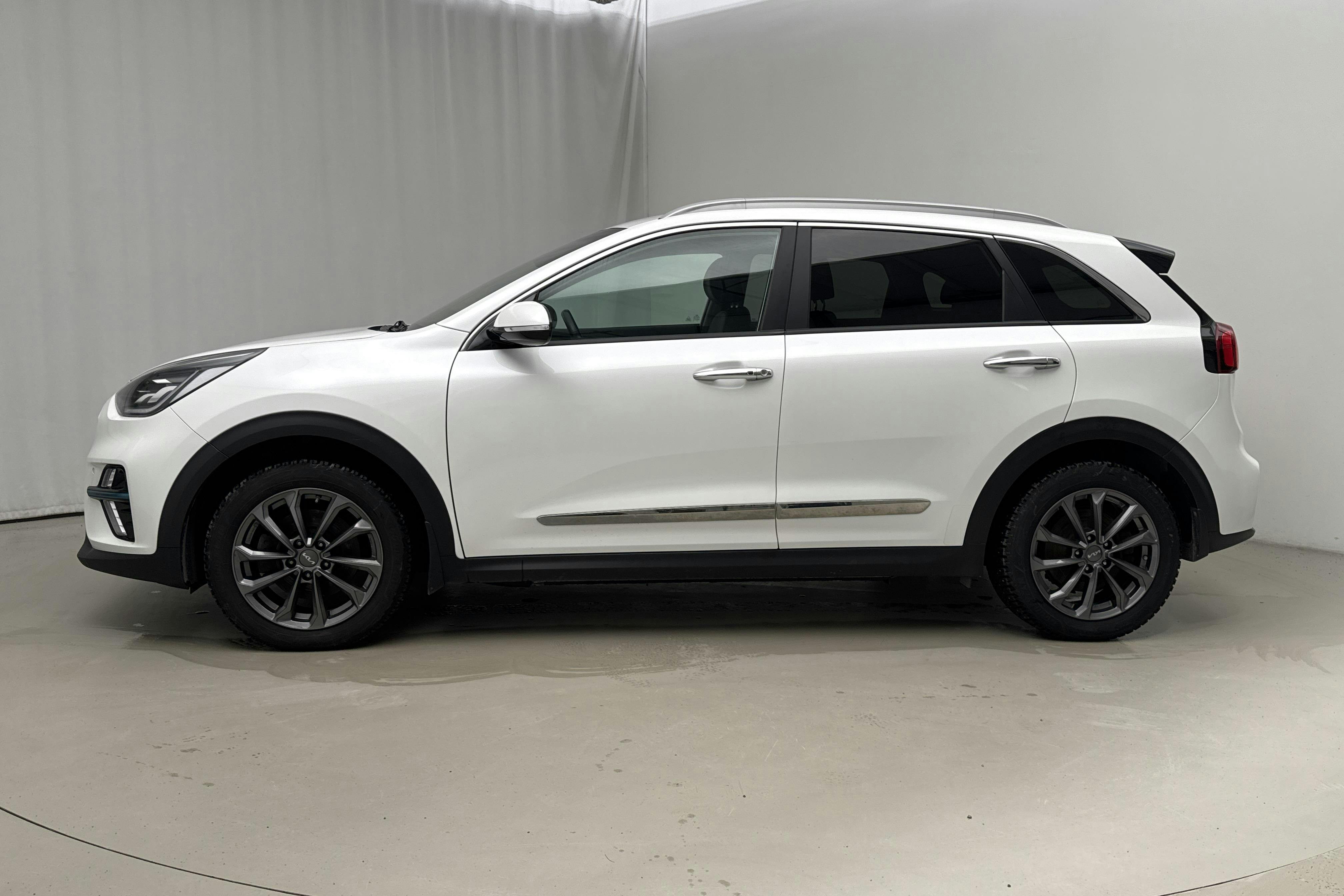 Presentation photo 2 of 22: KIA e-Niro 64kWh (204hk) - 111 130 km - Automatic - white - 2021
