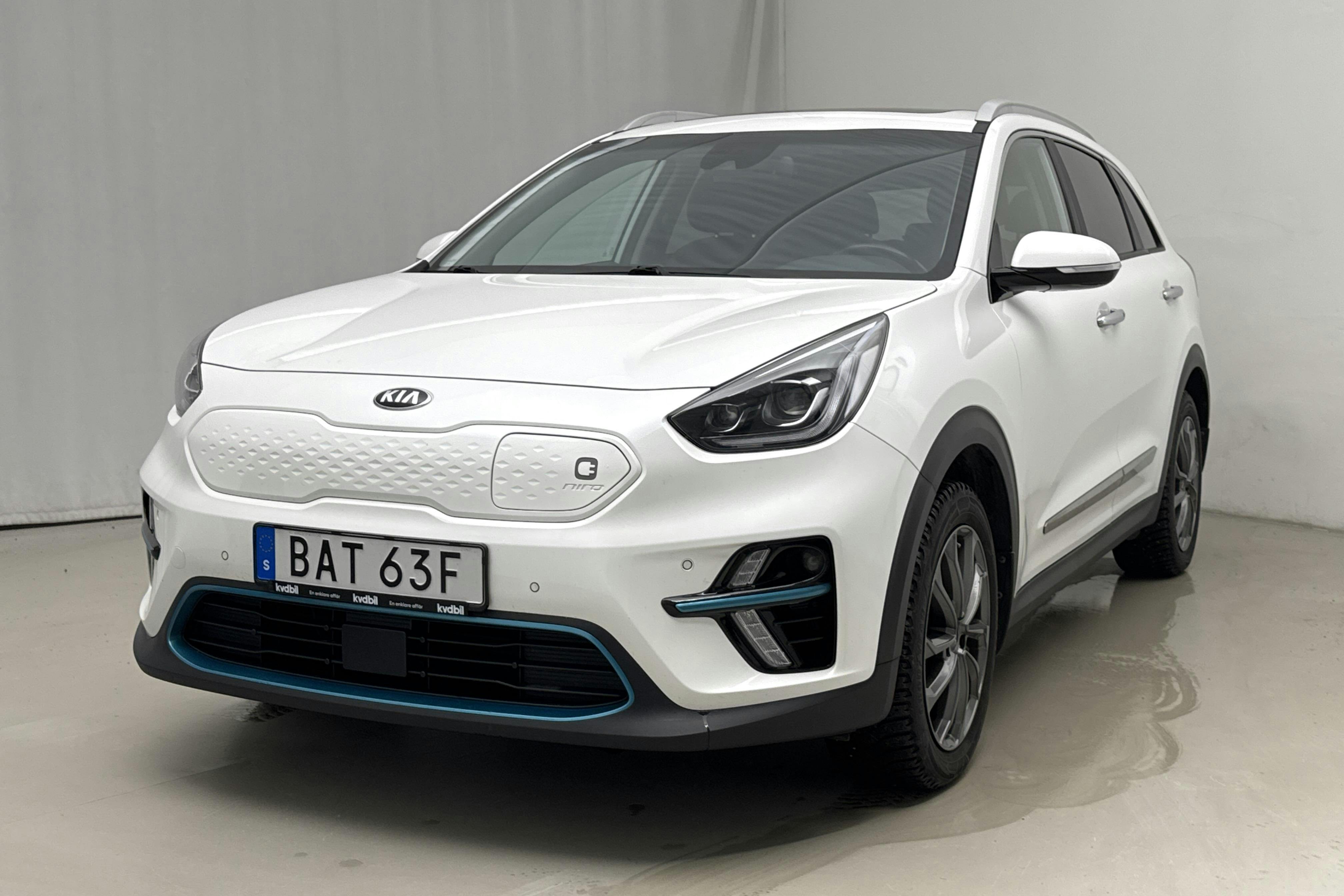 Presentation photo 1 of 22: KIA e-Niro 64kWh (204hk) - 111 130 km - Automatic - white - 2021