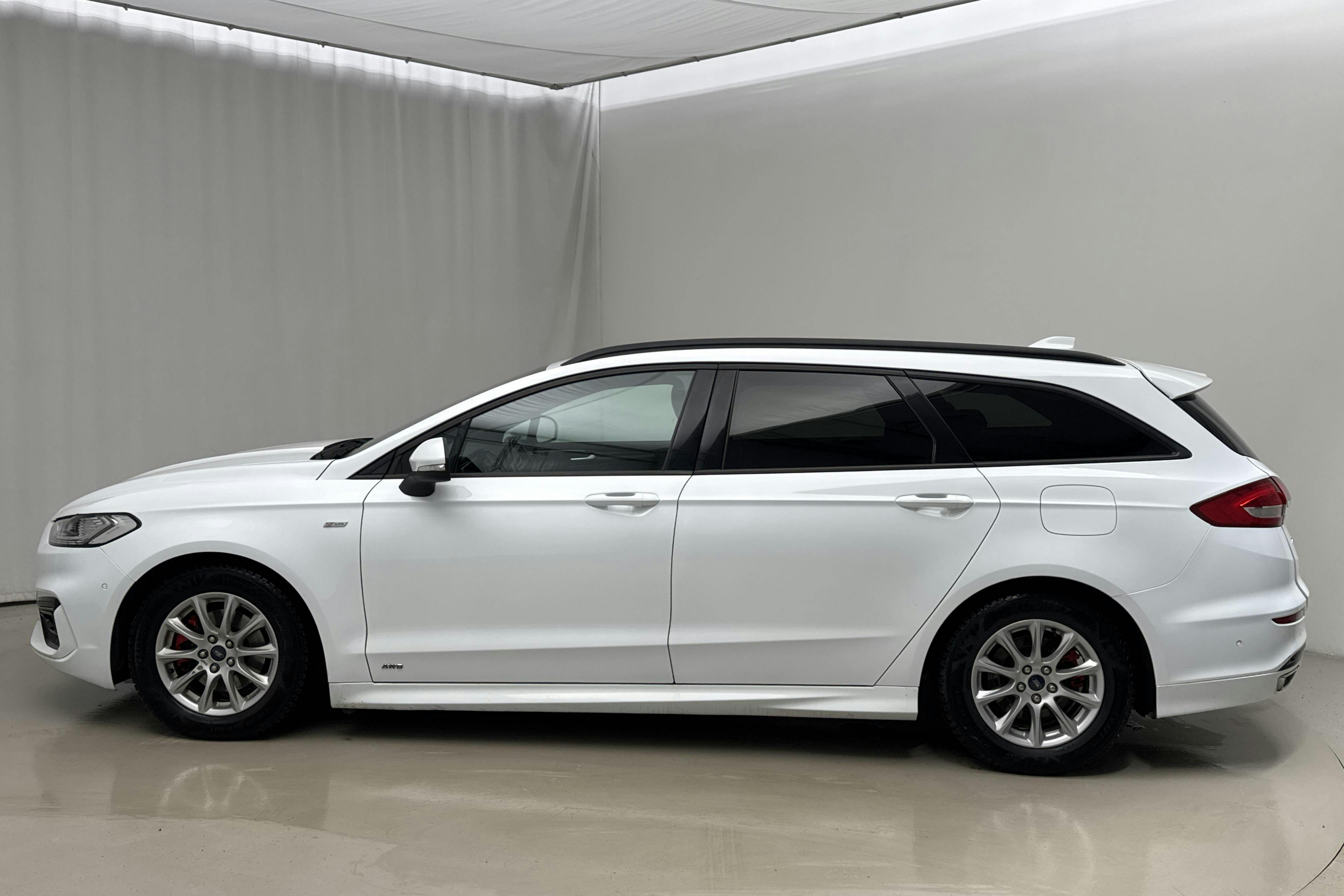 Presentationsfoto 2 av 16: Ford Mondeo 2.0 TDCi AWD Kombi (190hk) - 9 188 mil - Automat - vit - 2022