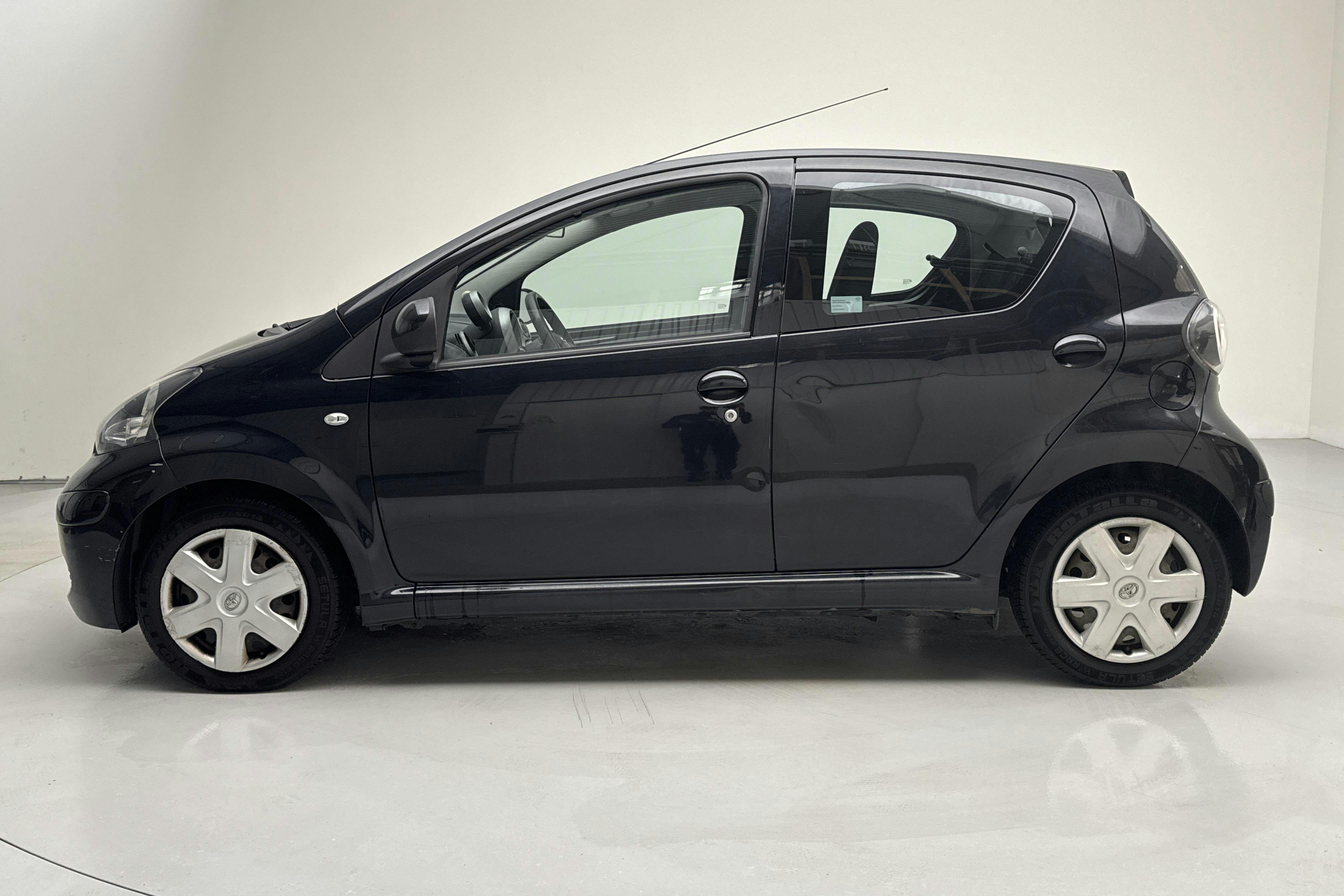Presentationsfoto 2 av 12: Toyota Aygo 1.0 VVT-i 5dr (68hk) - 15 335 mil - Manuell - svart - 2012