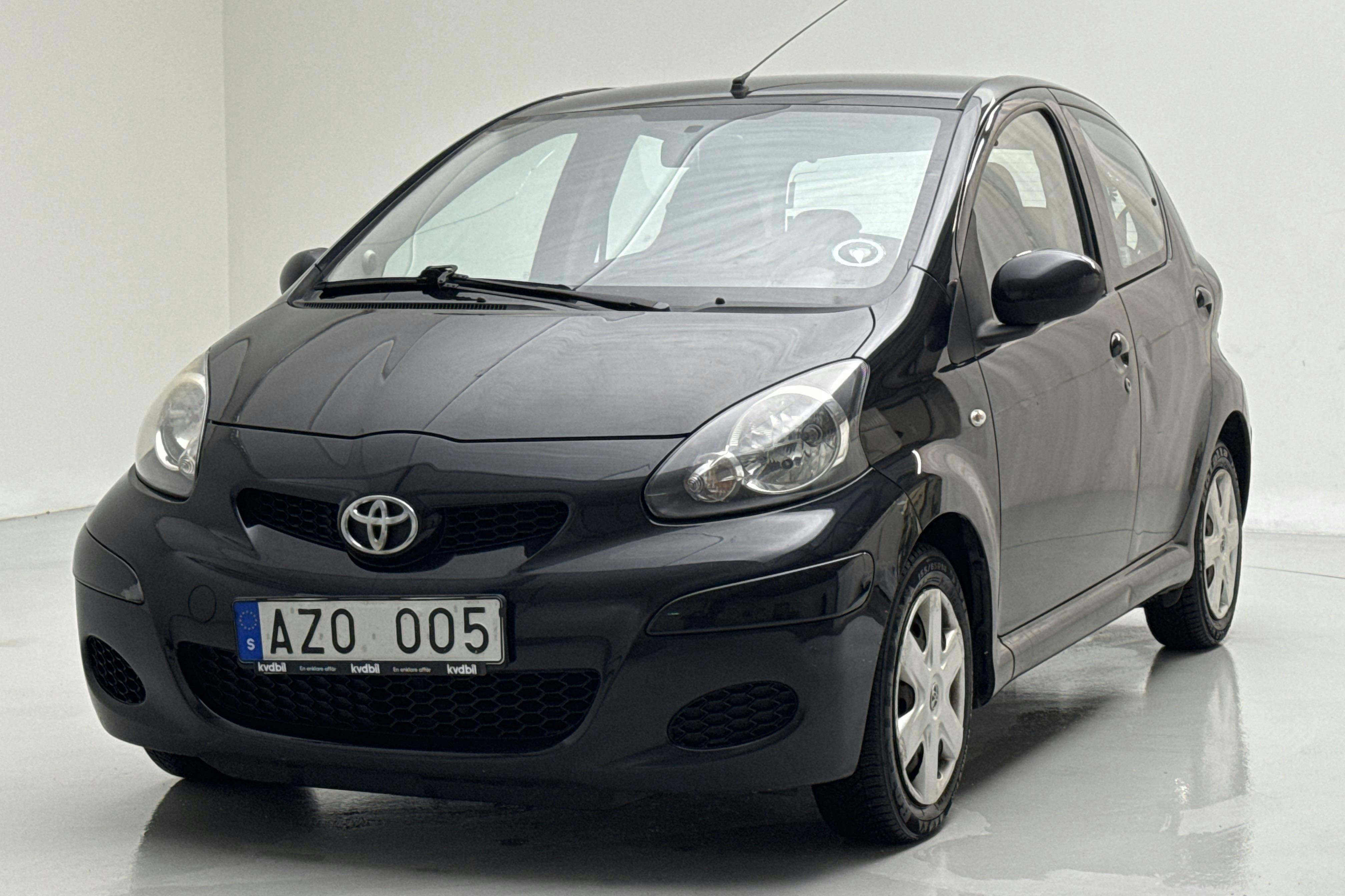 Presentationsfoto 1 av 12: Toyota Aygo 1.0 VVT-i 5dr (68hk) - 15 335 mil - Manuell - svart - 2012