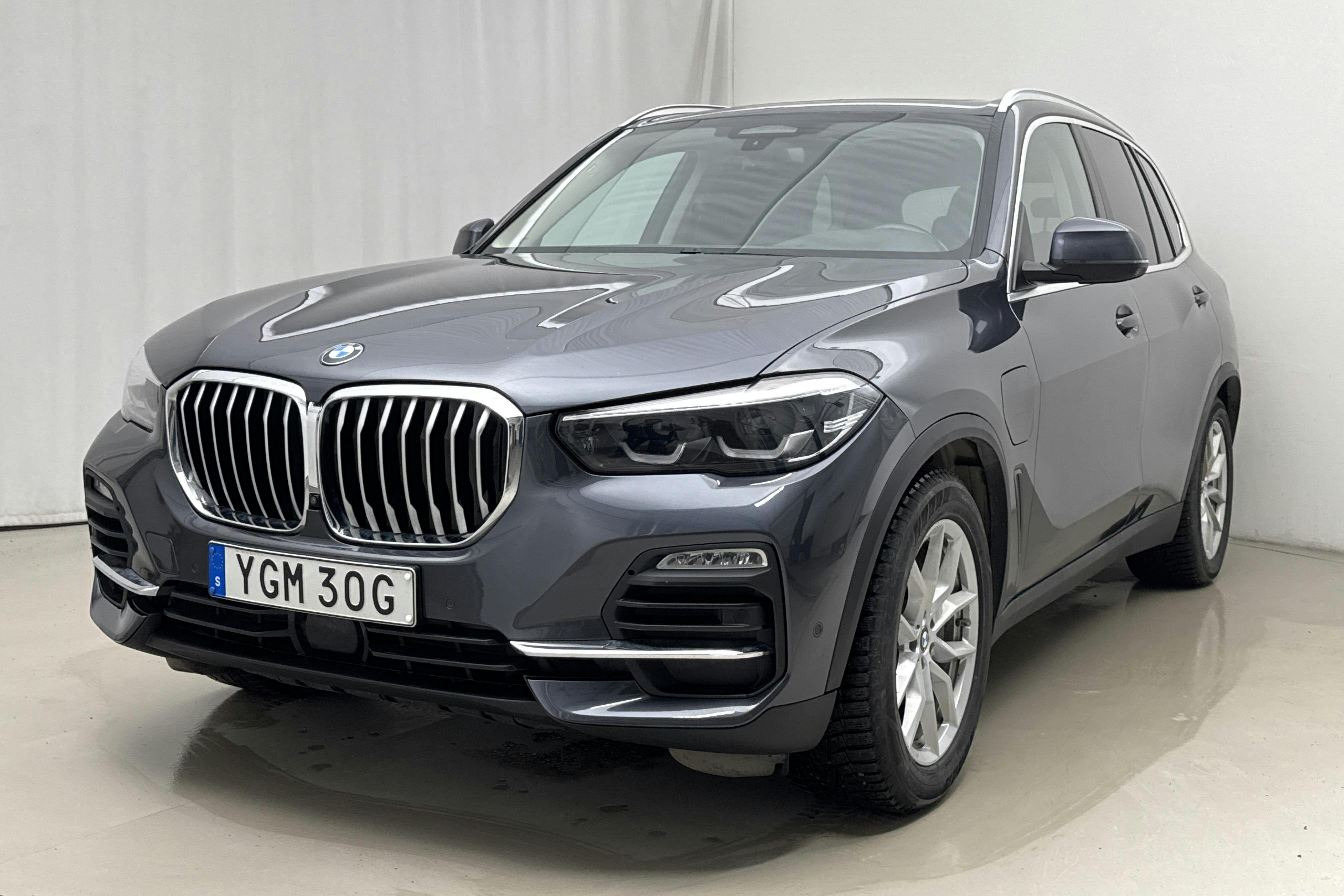 Presentation photo 1 of 30: BMW X5 xDrive45e, G05 (394hk) - 90 270 km - Automatic - gray - 2020