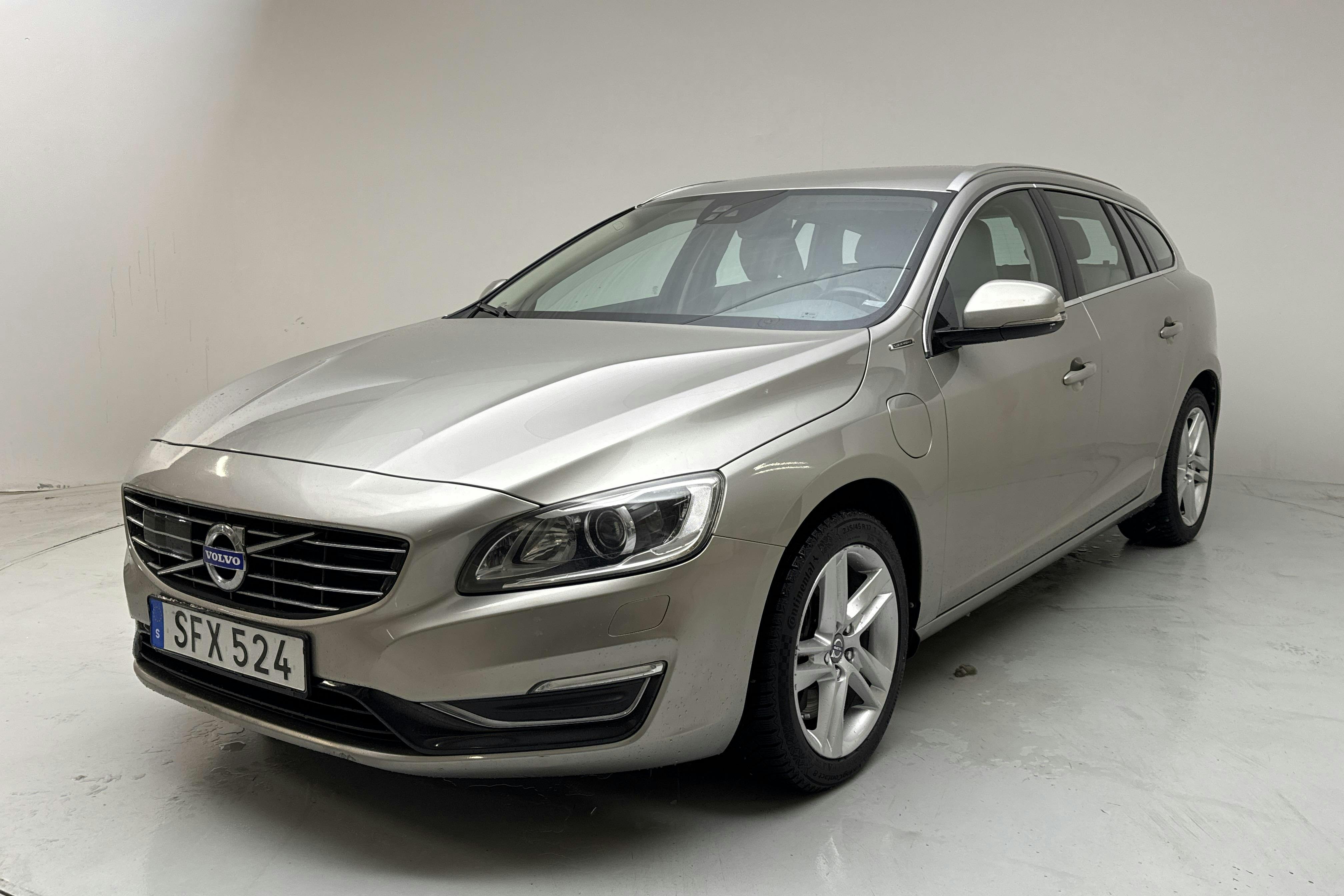 Præsentationsfoto 1 af 16: Volvo V60 D6 AWD Plug-in Hybrid (215hk) - 200 550 kilometer - Salgsautomat - Light Brown - 2015