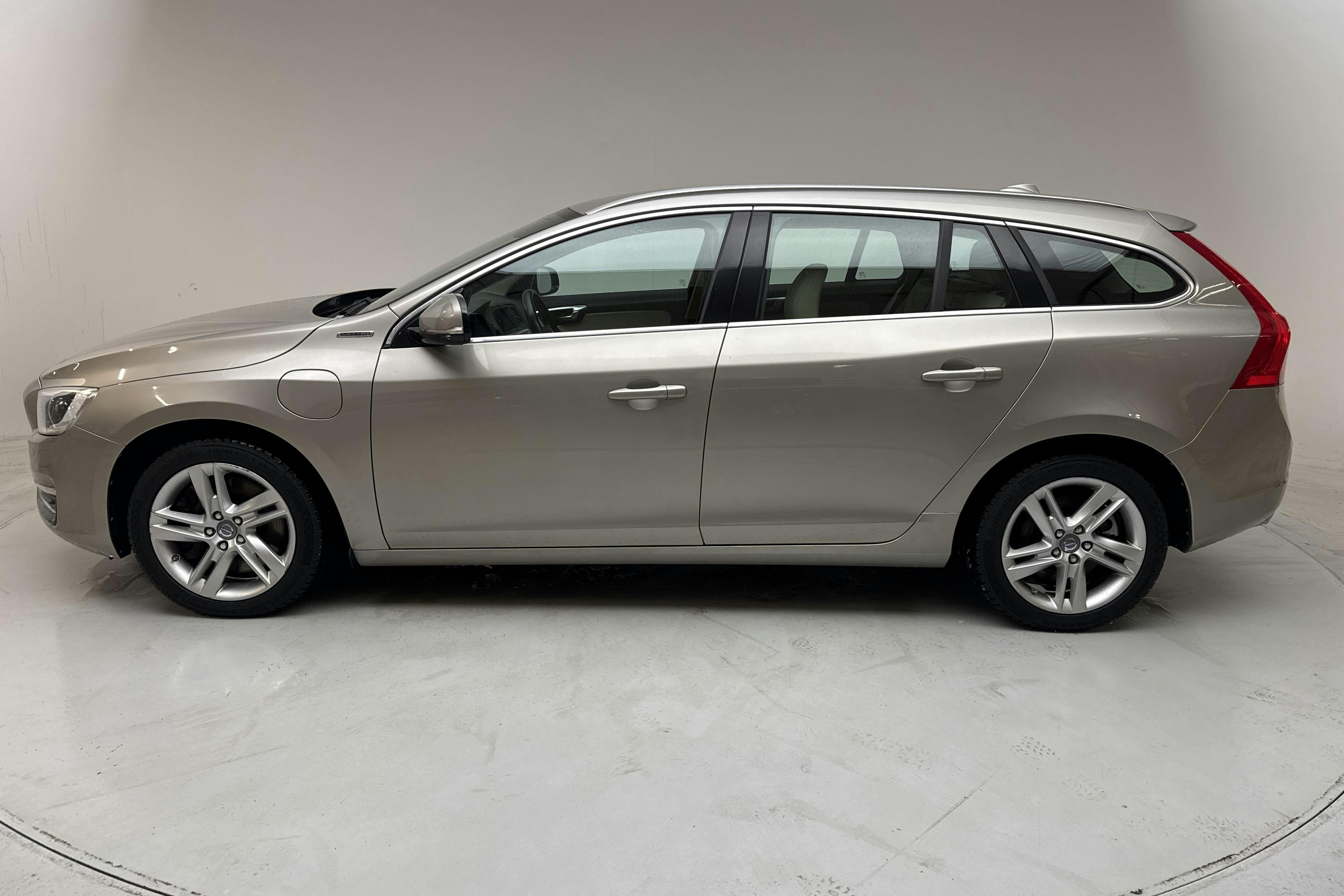 Præsentationsfoto 2 af 16: Volvo V60 D6 AWD Plug-in Hybrid (215hk) - 200 550 kilometer - Salgsautomat - Light Brown - 2015
