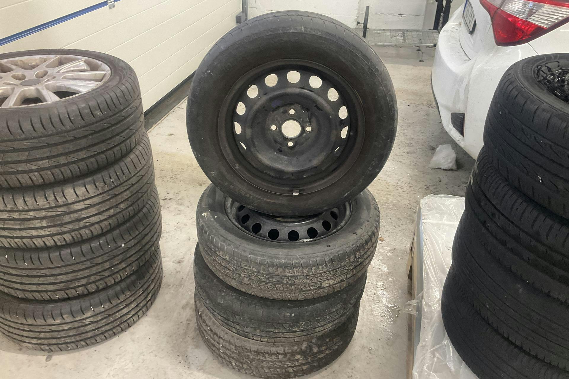 Presentation photo 17 of 17: Toyota Yaris 1.33 5dr (100hk) - 143 500 km - Automatic - white - 2016