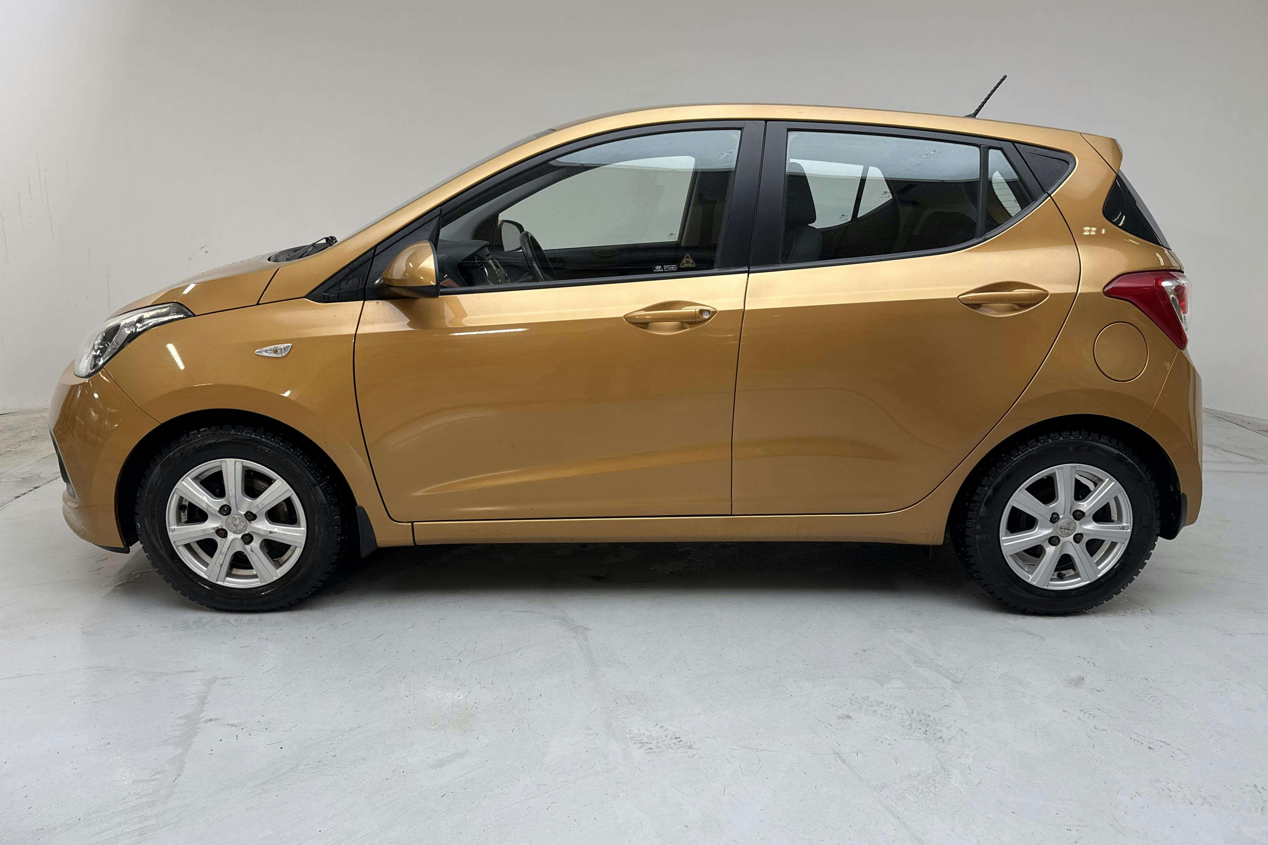 Presentationsfoto 2 av 13: Hyundai i10 1.0 (66hk) - 8 741 mil - Manuell - orange - 2016