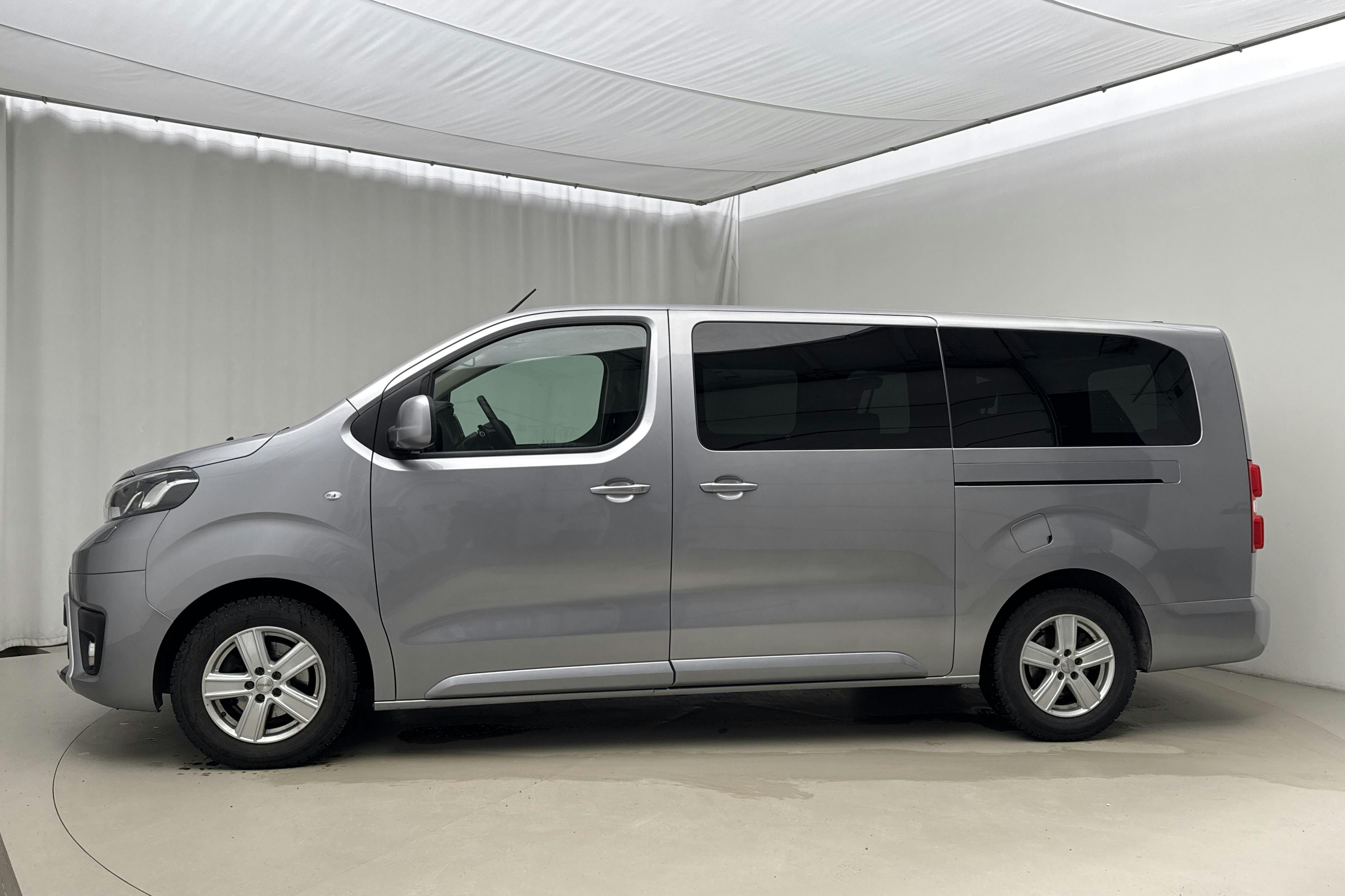 Presentationsfoto 2 av 16: Toyota PROACE Verso 1.5D (120hk) - 6 102 mil - Automat - silver - 2021