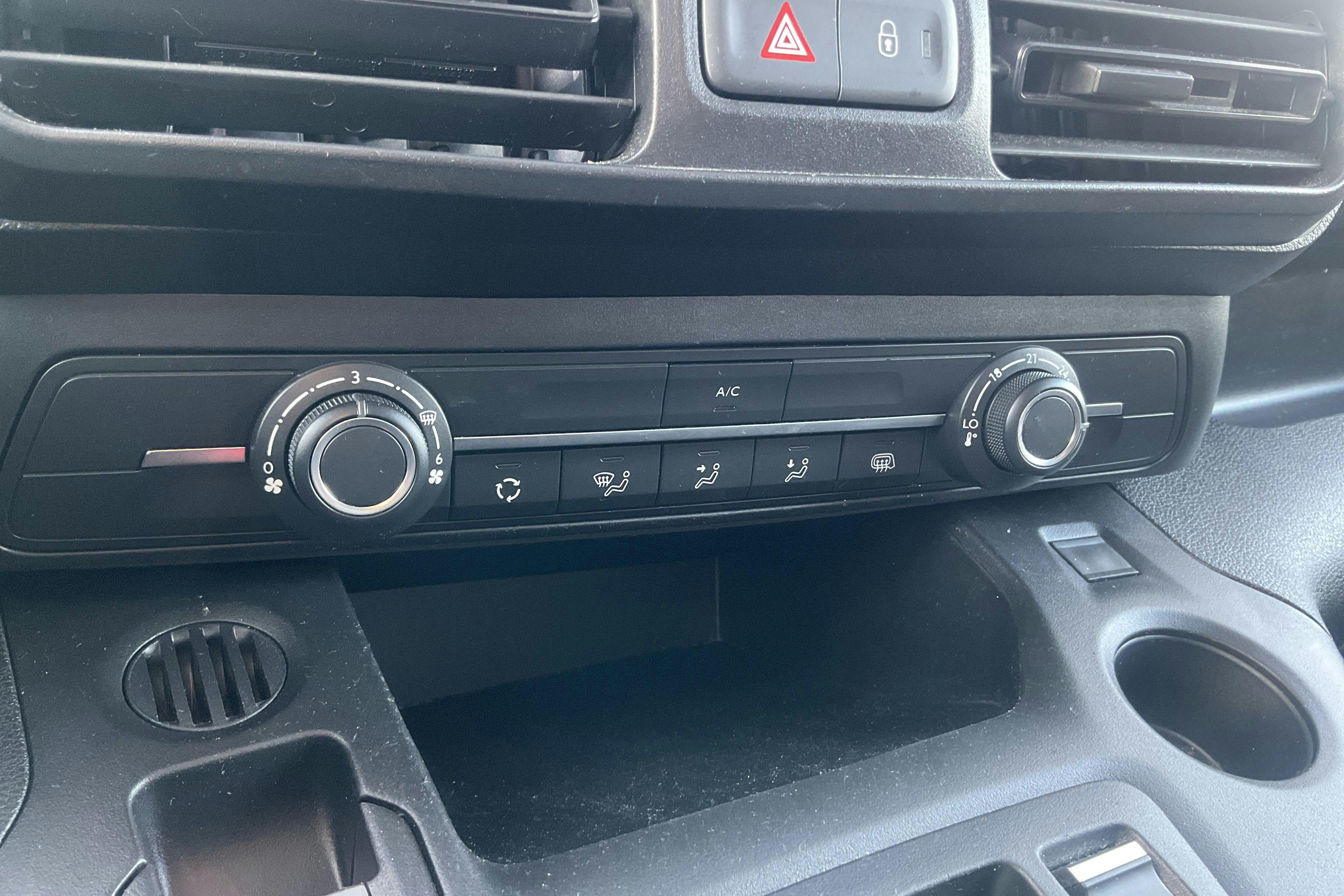 Presentation photo 15 of 15: Peugeot e-Partner 50kWh (136hk) - 25 670 km - Automatic - white - 2022