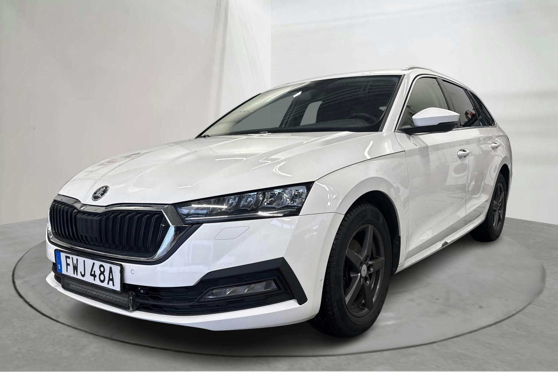 Presentation photo 1 of 16: Skoda Octavia 2.0 TDI Combi (116hk) - 175 330 km - Automatic - white - 2022