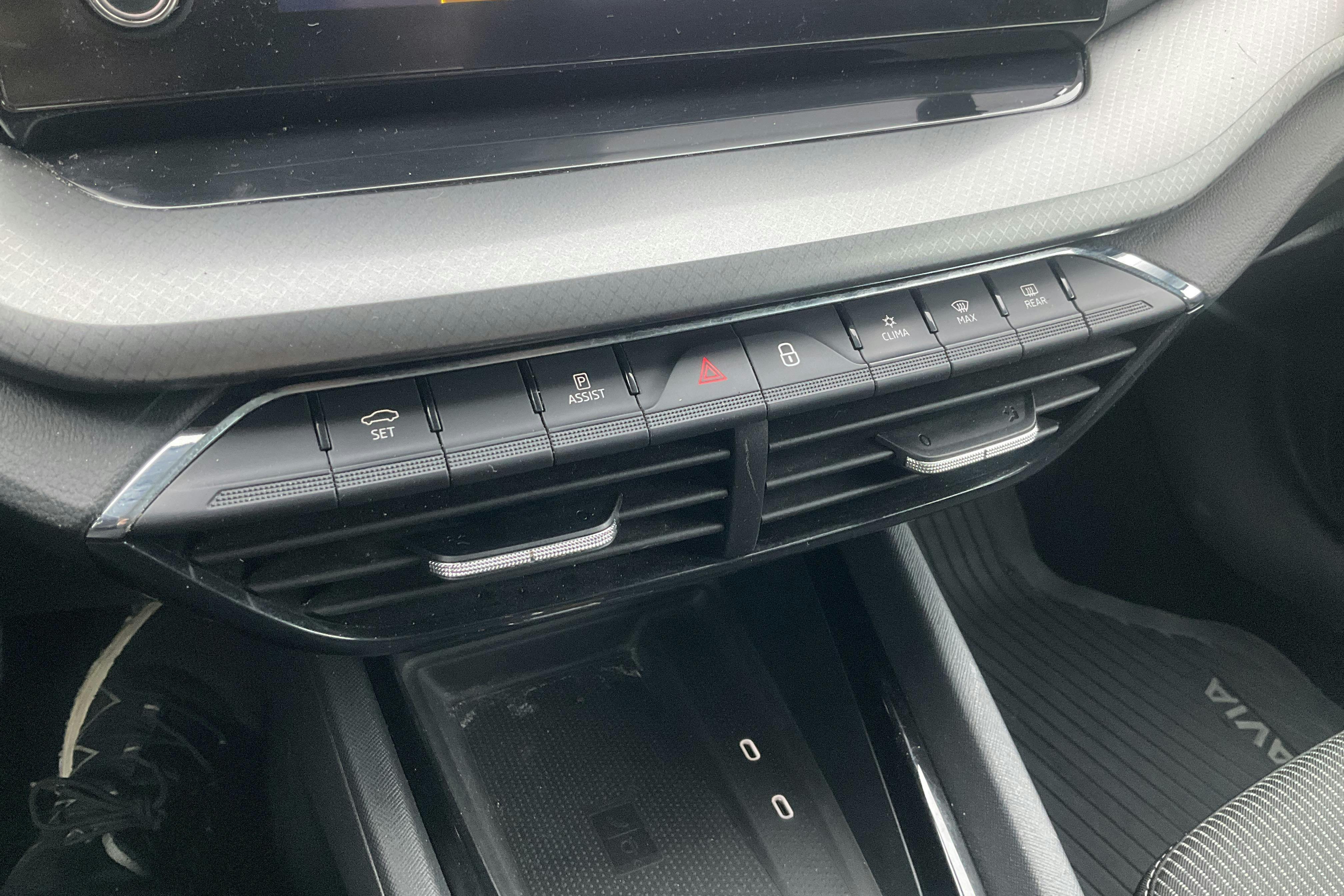 Presentation photo 16 of 16: Skoda Octavia 2.0 TDI Combi (116hk) - 175 330 km - Automatic - white - 2022