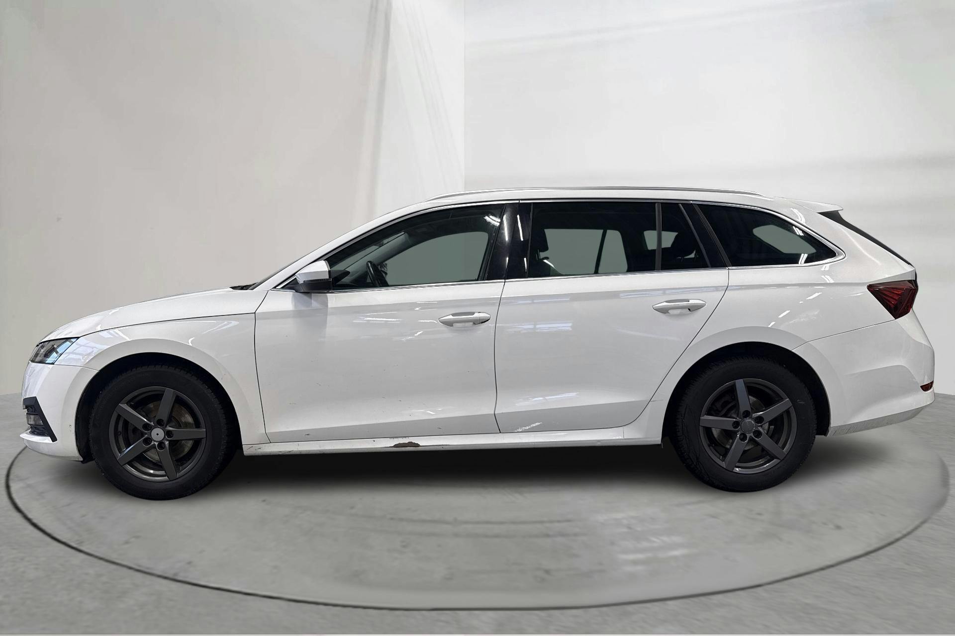 Presentation photo 2 of 16: Skoda Octavia 2.0 TDI Combi (116hk) - 175 330 km - Automatic - white - 2022