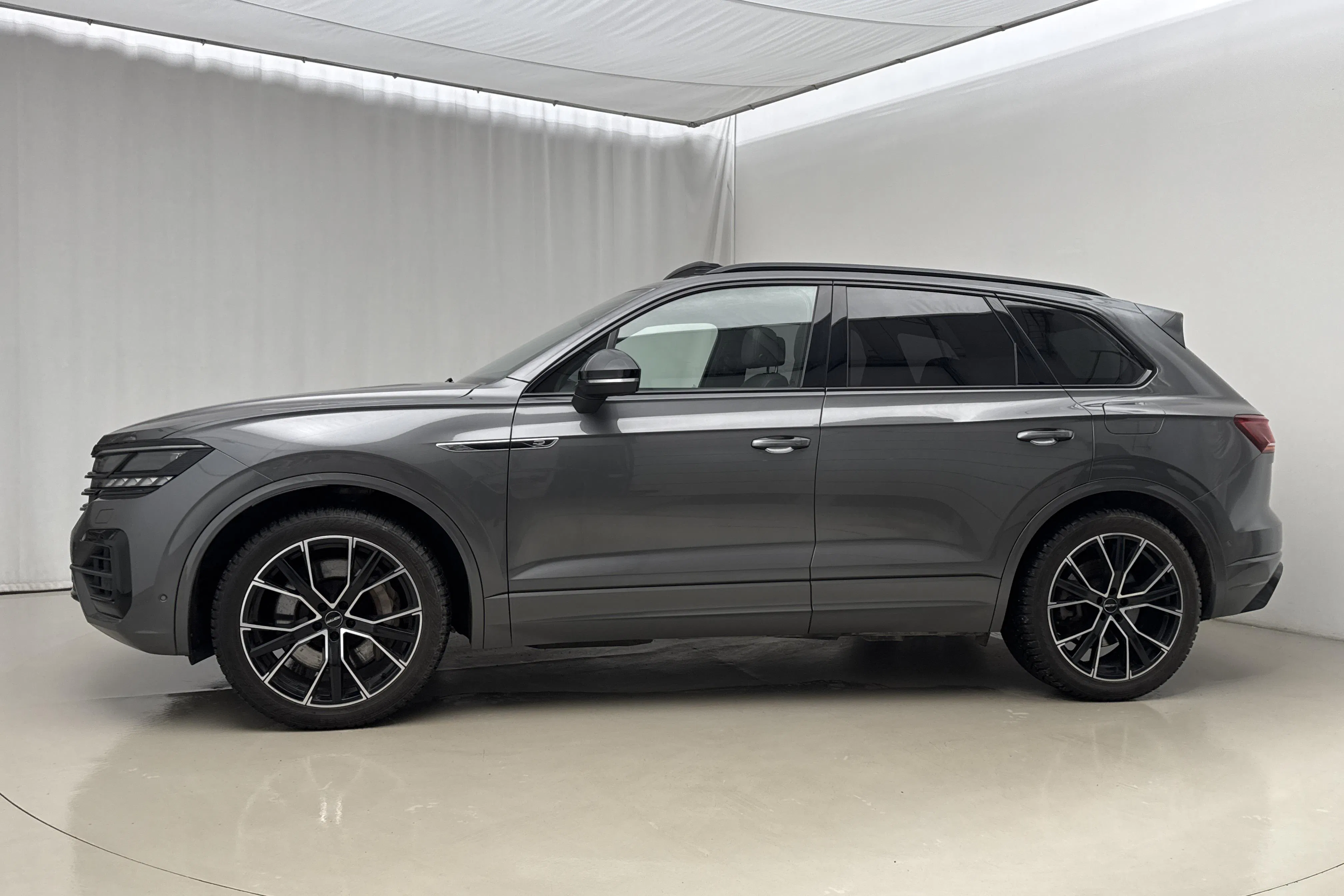 Presentationsfoto 2 av 29: VW Touareg R V6 TSI e-Hybrid 4Motion (462hk) - 11 124 mil - Automat - grå - 2021