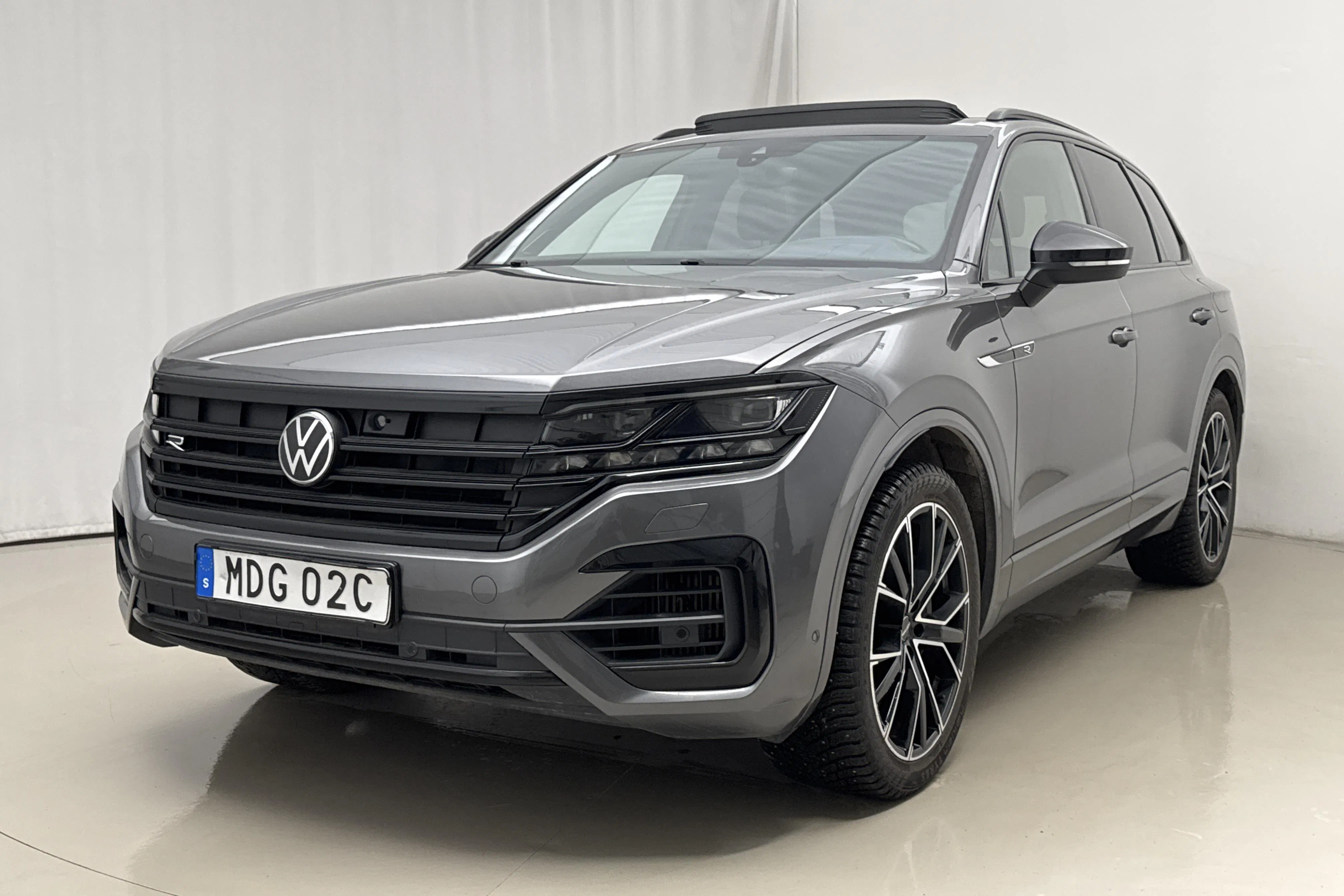 Presentationsfoto 1 av 29: VW Touareg R V6 TSI e-Hybrid 4Motion (462hk) - 11 124 mil - Automat - grå - 2021