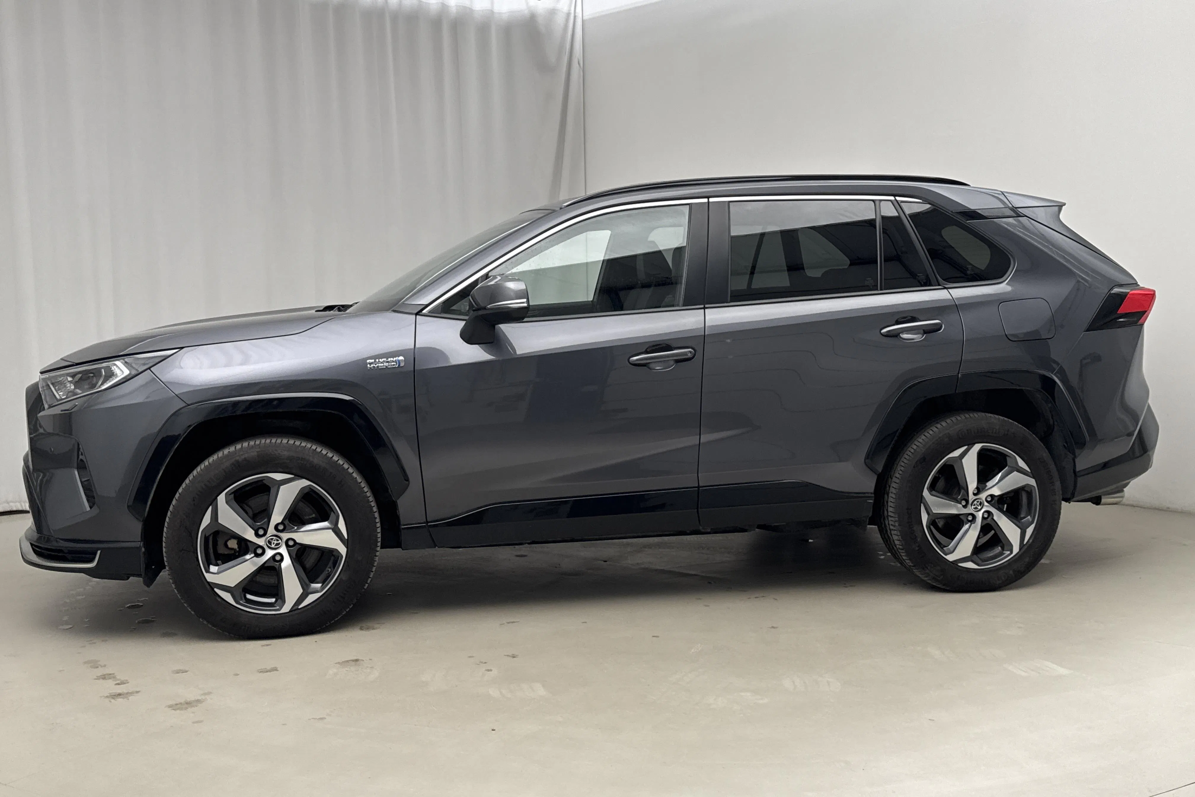 Presentationsfoto 2 av 20: Toyota RAV4 2.5 Plug-in Hybrid AWDi (306hk) - 9 092 mil - Automat - Dark Grey - 2020