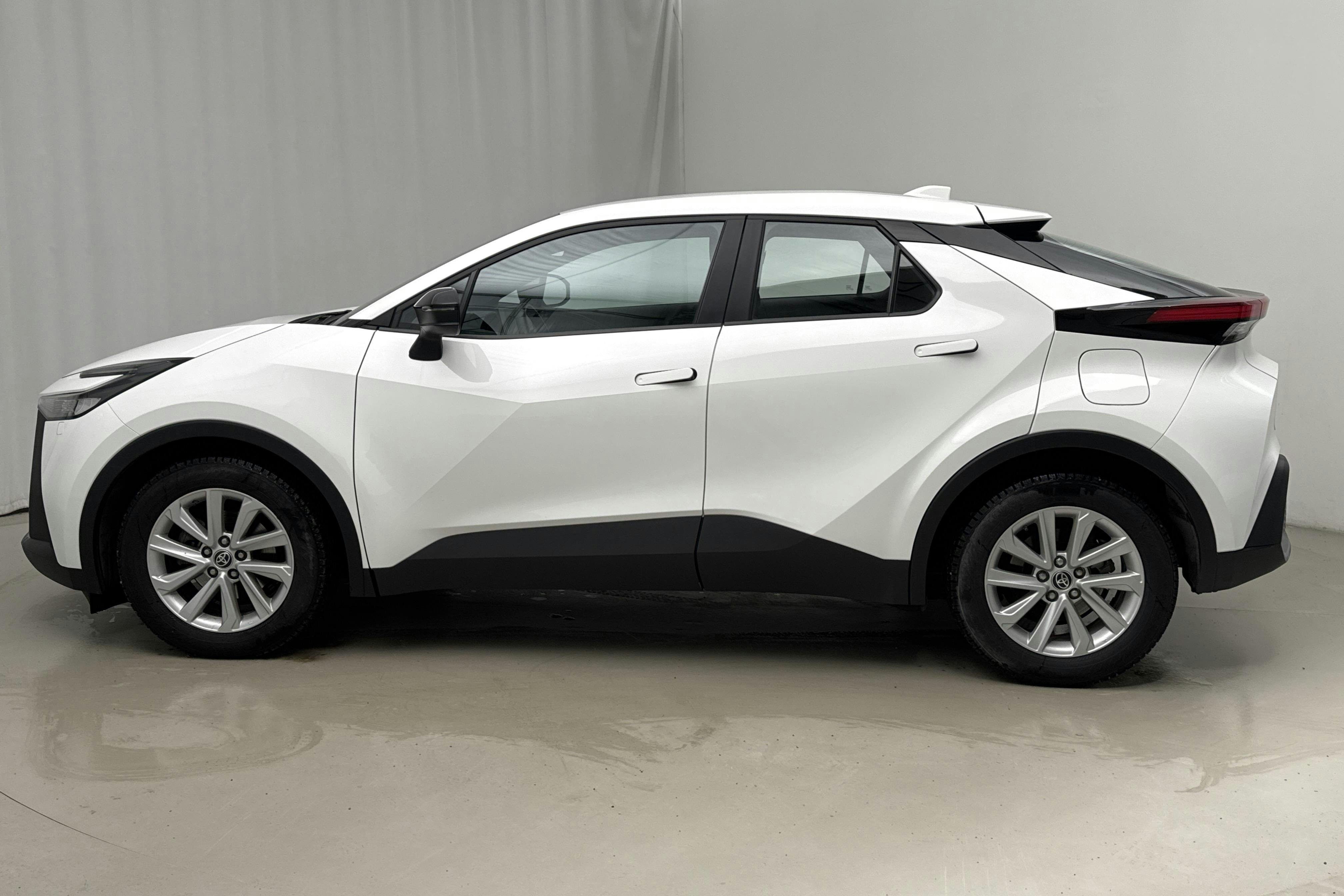 Presentation photo 2 of 14: Toyota C-HR 1.8 Elhybrid (140hk) - 16 190 km - Automatic - white - 2024