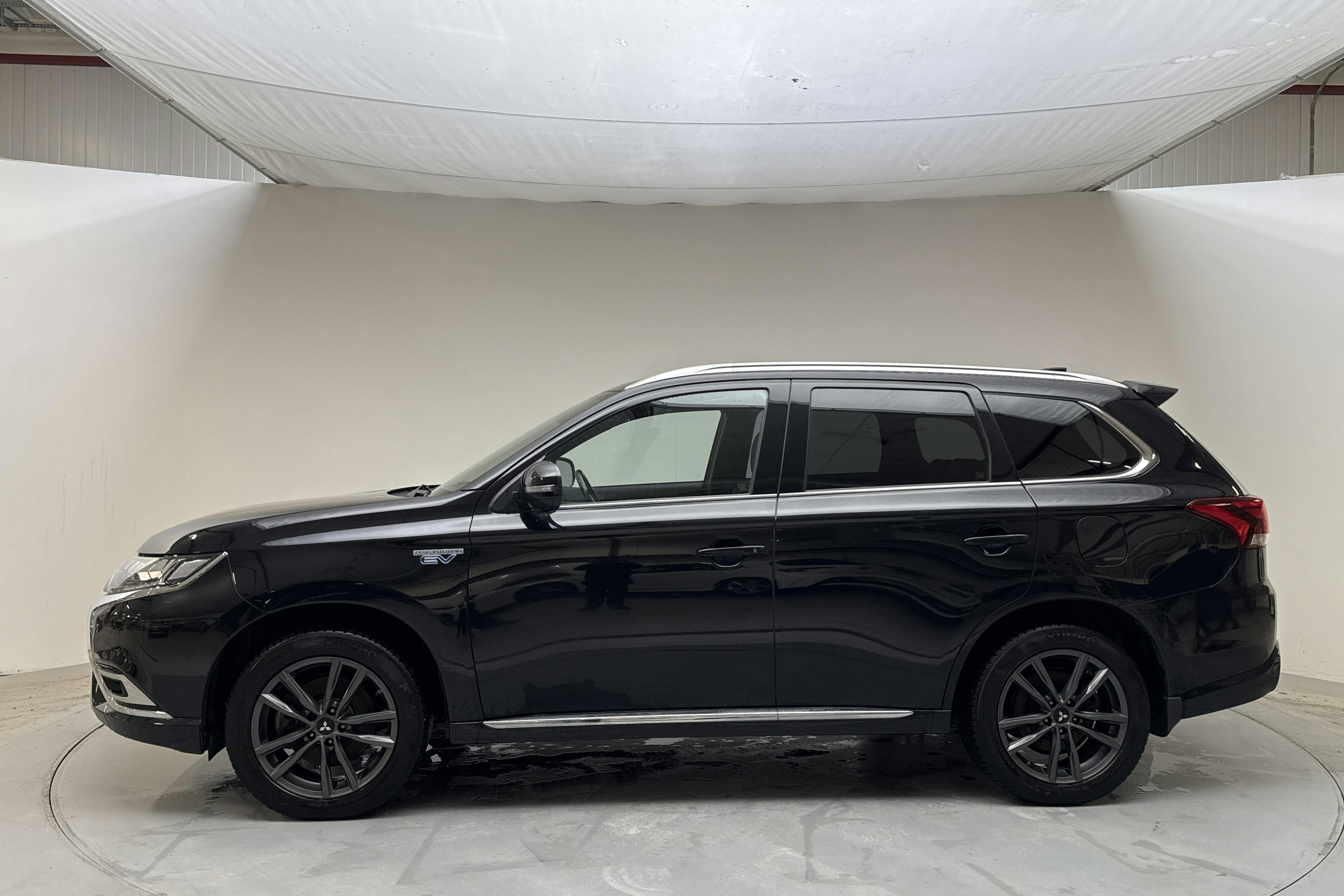 Presentationsfoto 2 av 15: Mitsubishi Outlander 2.4 Plug-in Hybrid 4WD (136hk) - 12 681 mil - Automat - svart - 2019