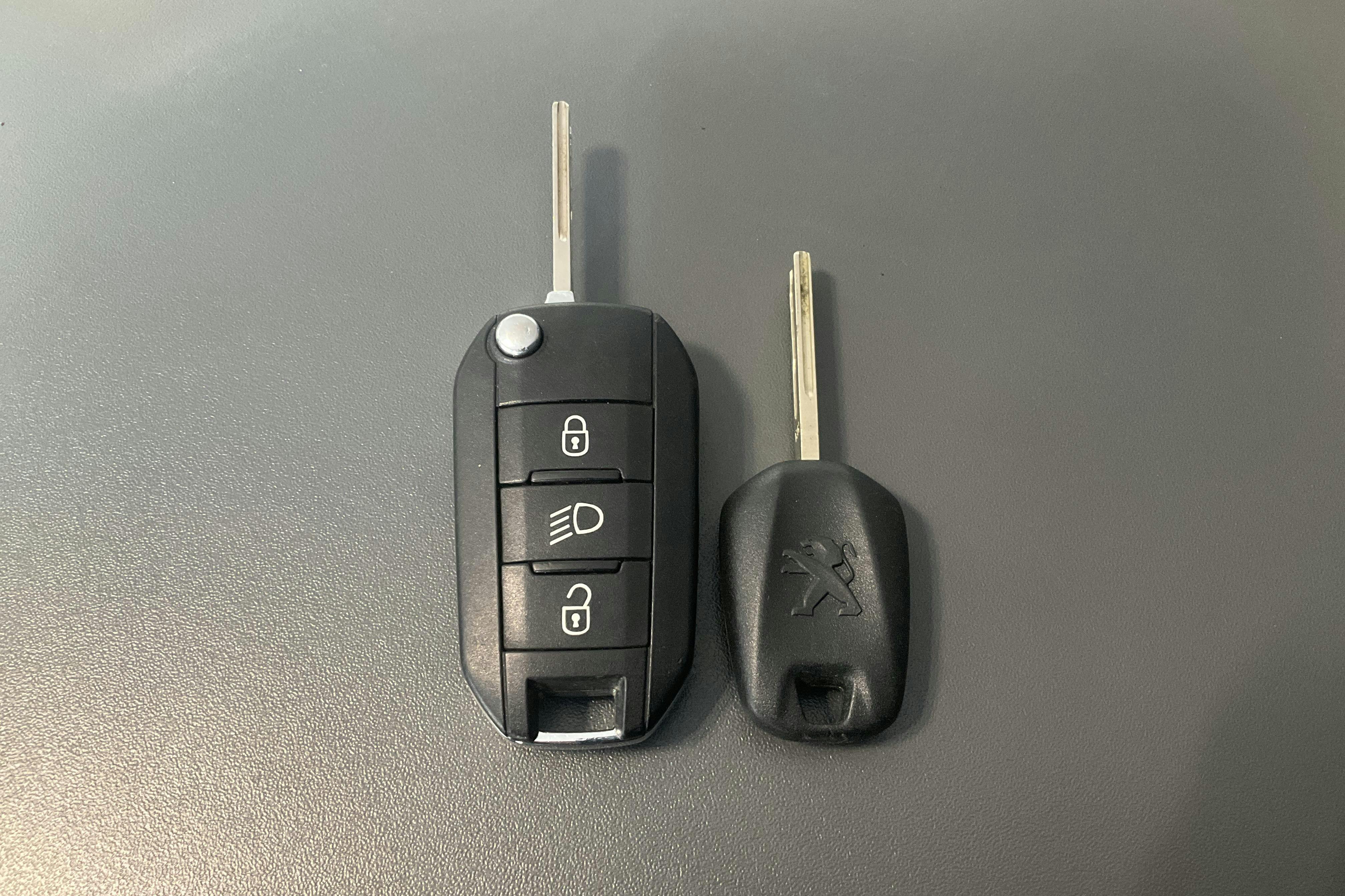 Presentation photo 15 of 15: Peugeot 208 PureTech 5dr (82hk) - 63 700 km - Automatic - 2017