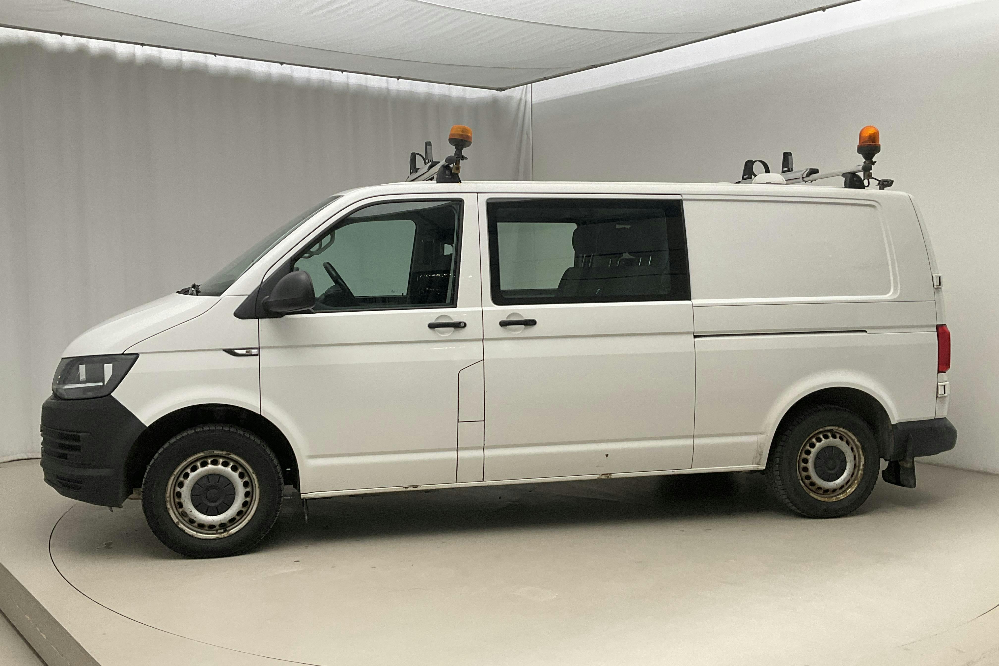 Presentationsfoto 2 av 13: VW Transporter T6 2.0 TDI BMT Skåp 4MOTION (150hk) - 16 607 mil - Manuell - vit - 2017