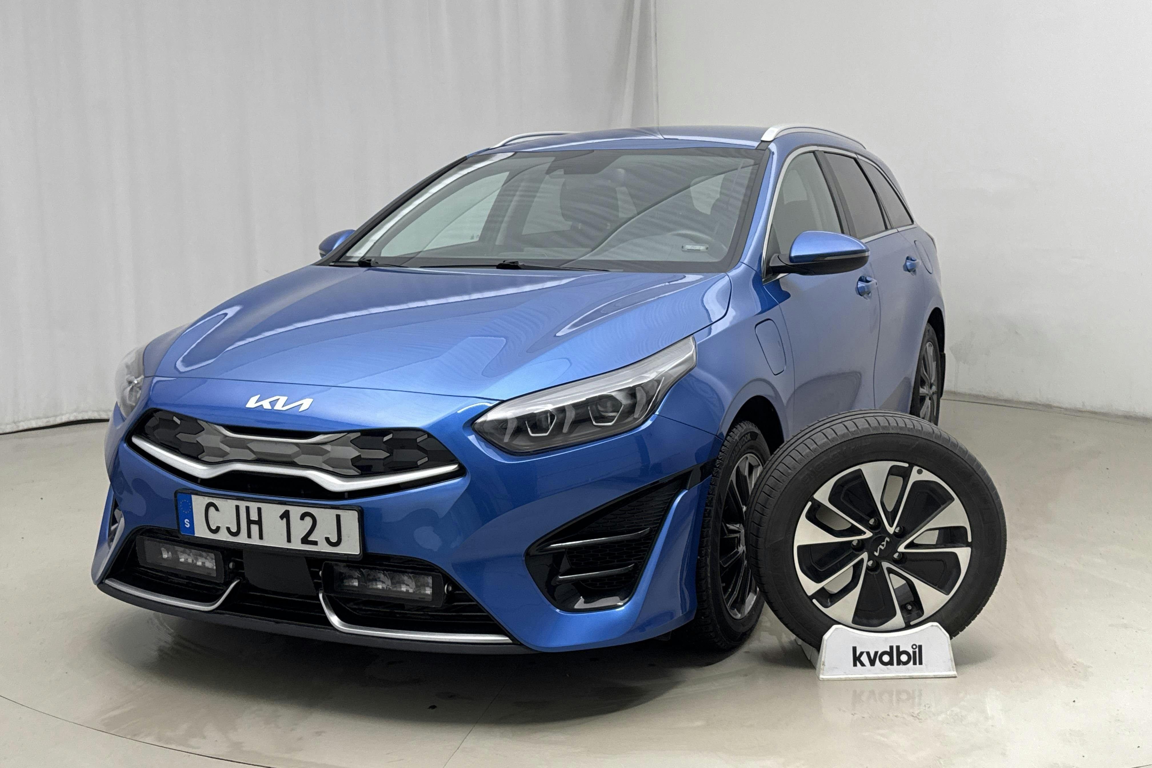 Presentationsfoto 1 av 17: KIA Ceed 1.6 Plug-in Hybrid SW (141hk) - 8 935 mil - Automat - blå - 2022