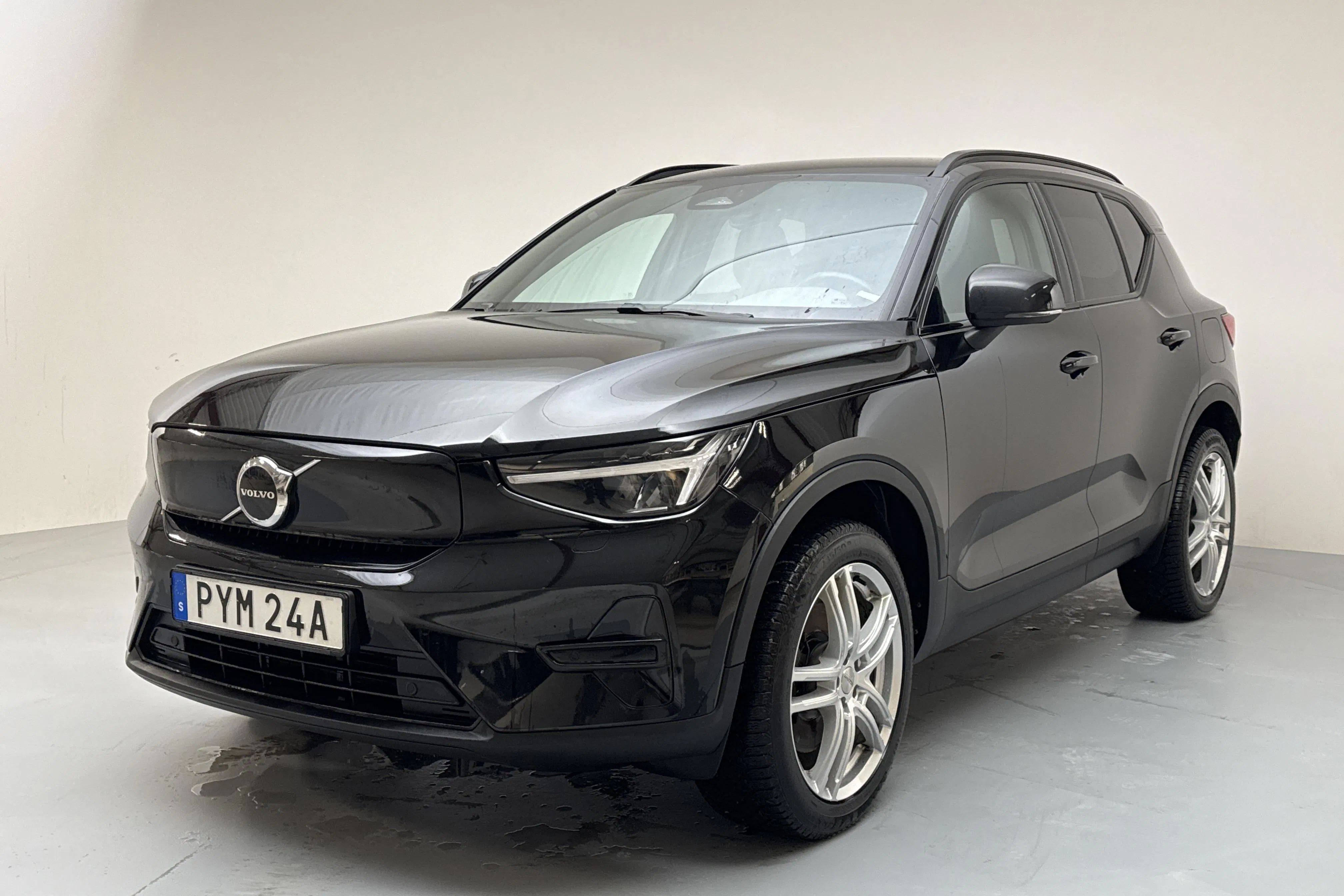 Presentationsfoto 1 av 16: Volvo XC40 P6 Recharge (231hk) - 11 822 mil - Automat - svart - 2023