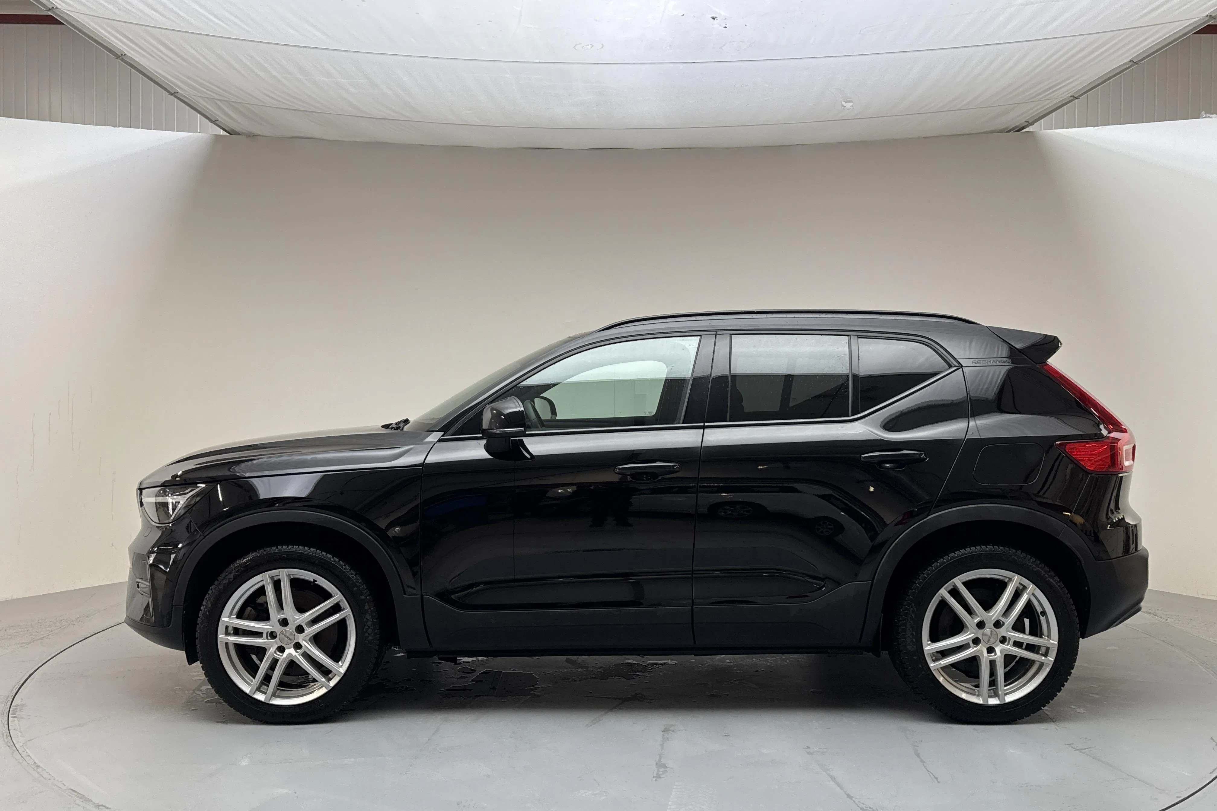 Presentationsfoto 2 av 16: Volvo XC40 P6 Recharge (231hk) - 11 822 mil - Automat - svart - 2023