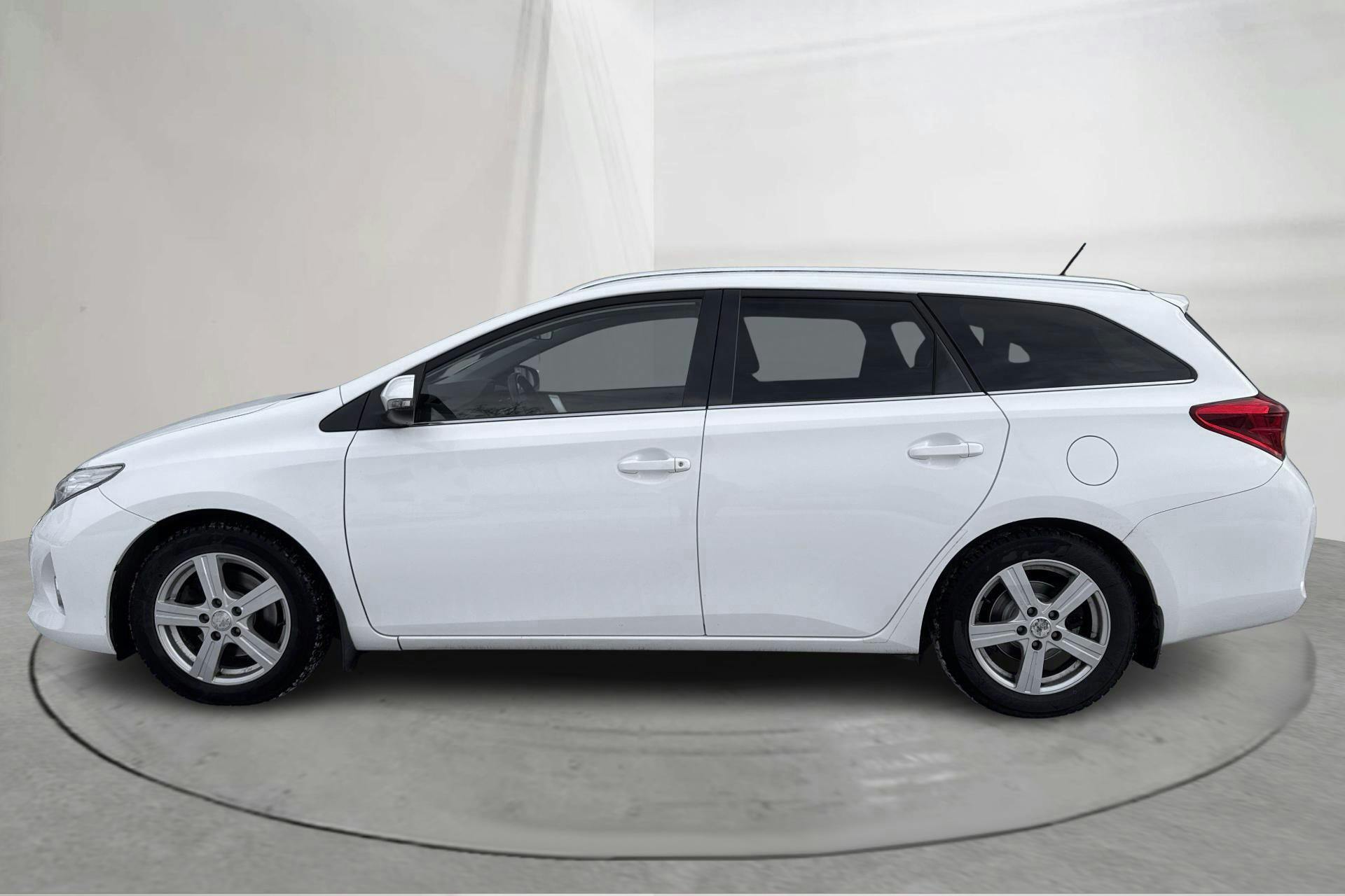 Presentationsfoto 2 av 16: Toyota Auris 2.0 D-4D Touring Sports (124hk) - 15 030 mil - Manuell - vit - 2015