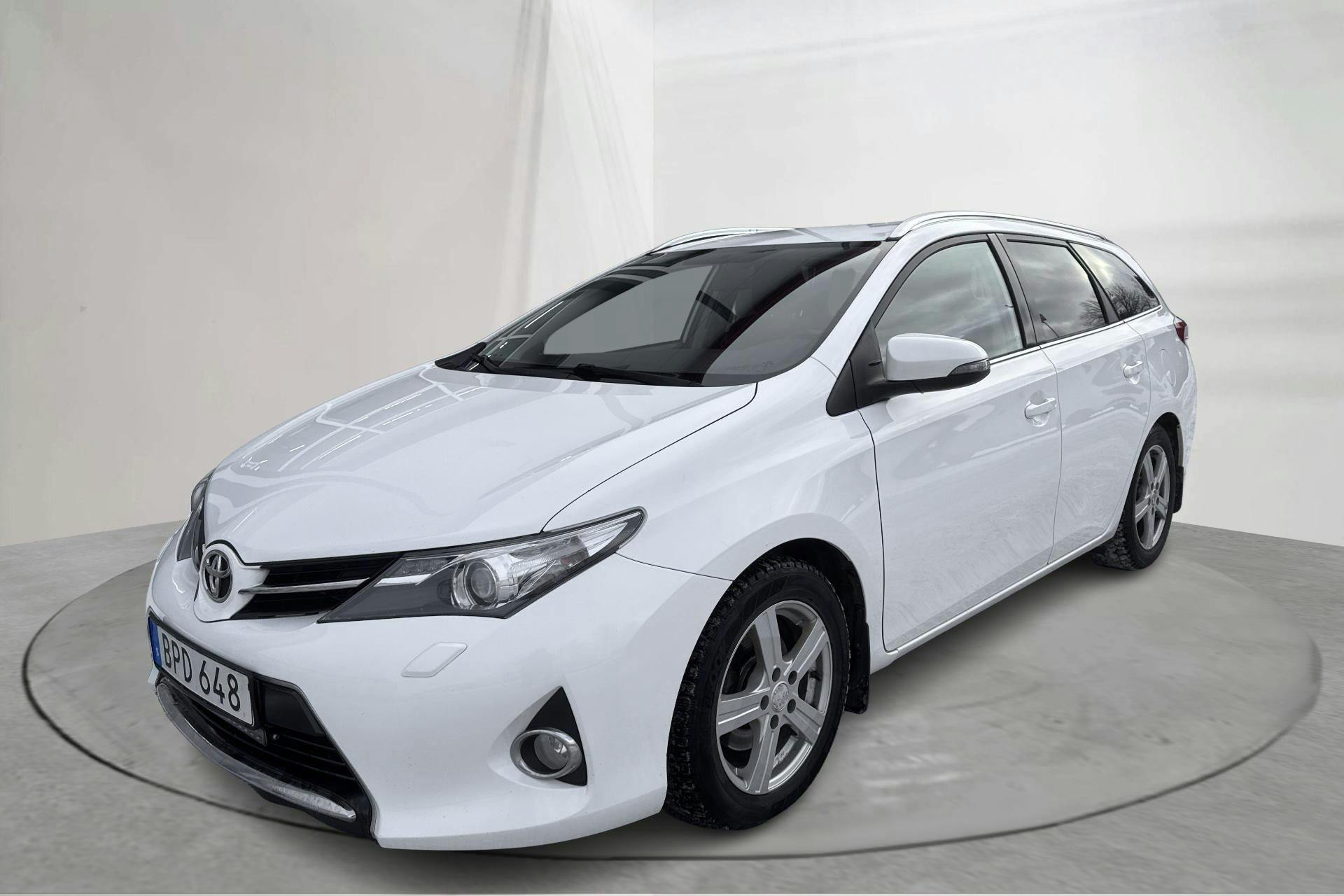 Presentationsfoto 1 av 16: Toyota Auris 2.0 D-4D Touring Sports (124hk) - 15 030 mil - Manuell - vit - 2015