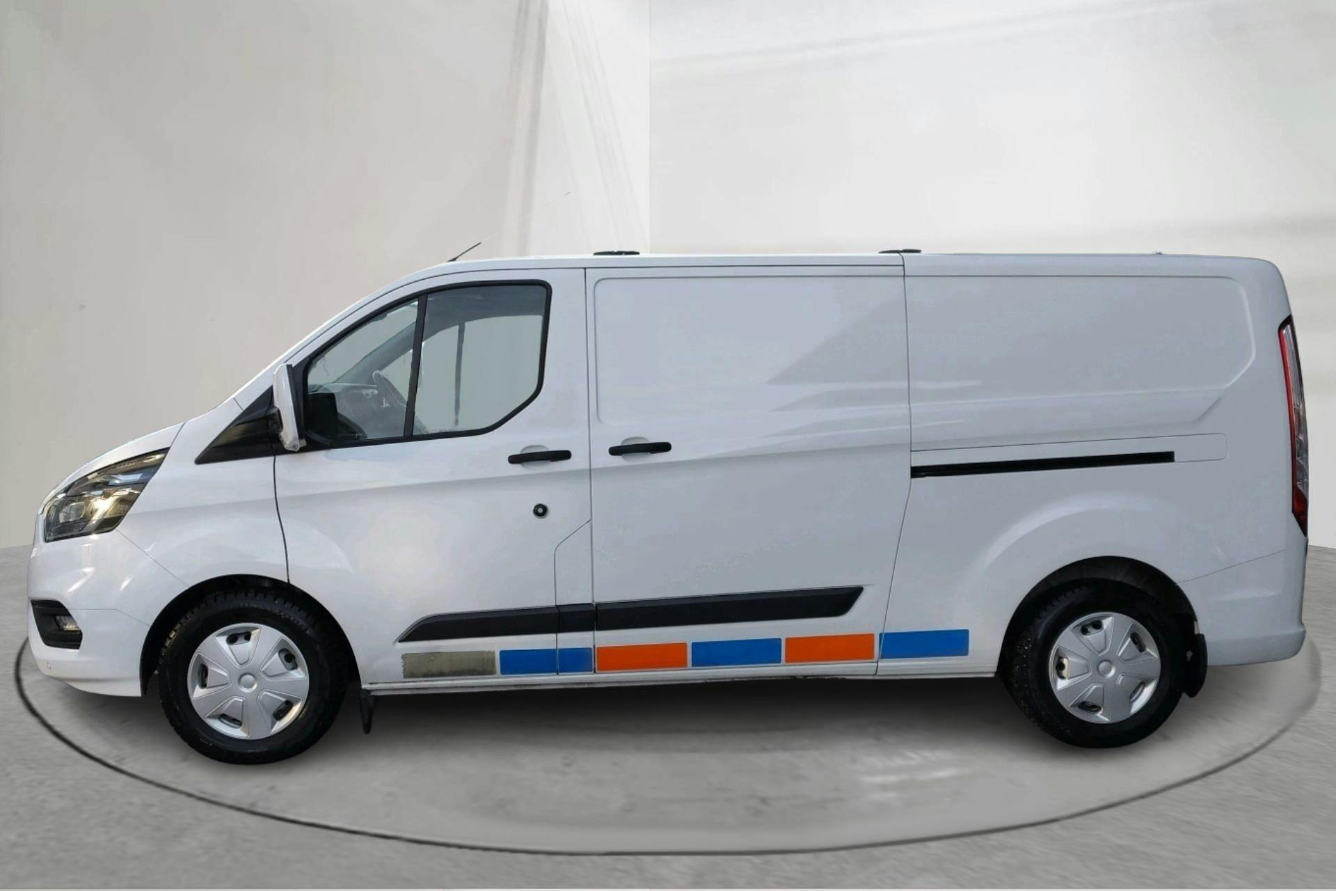 Presentationsfoto 2 av 16: Ford Transit 350 2.0 TDCi 2WD Skåp (130hk) - 6 944 mil - Automat - vit - 2022