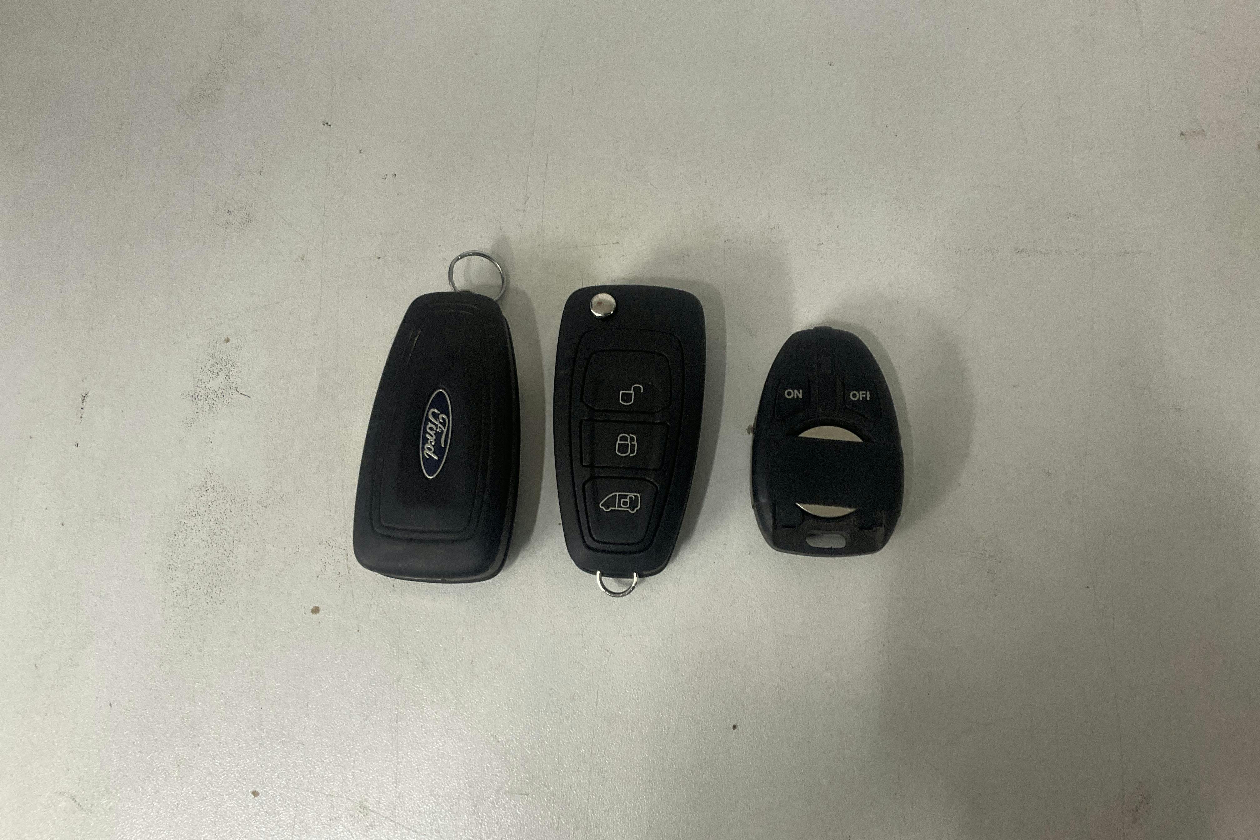 Presentationsfoto 16 av 16: Ford Transit 350 2.0 TDCi 2WD Skåp (130hk) - 6 944 mil - Automat - vit - 2022