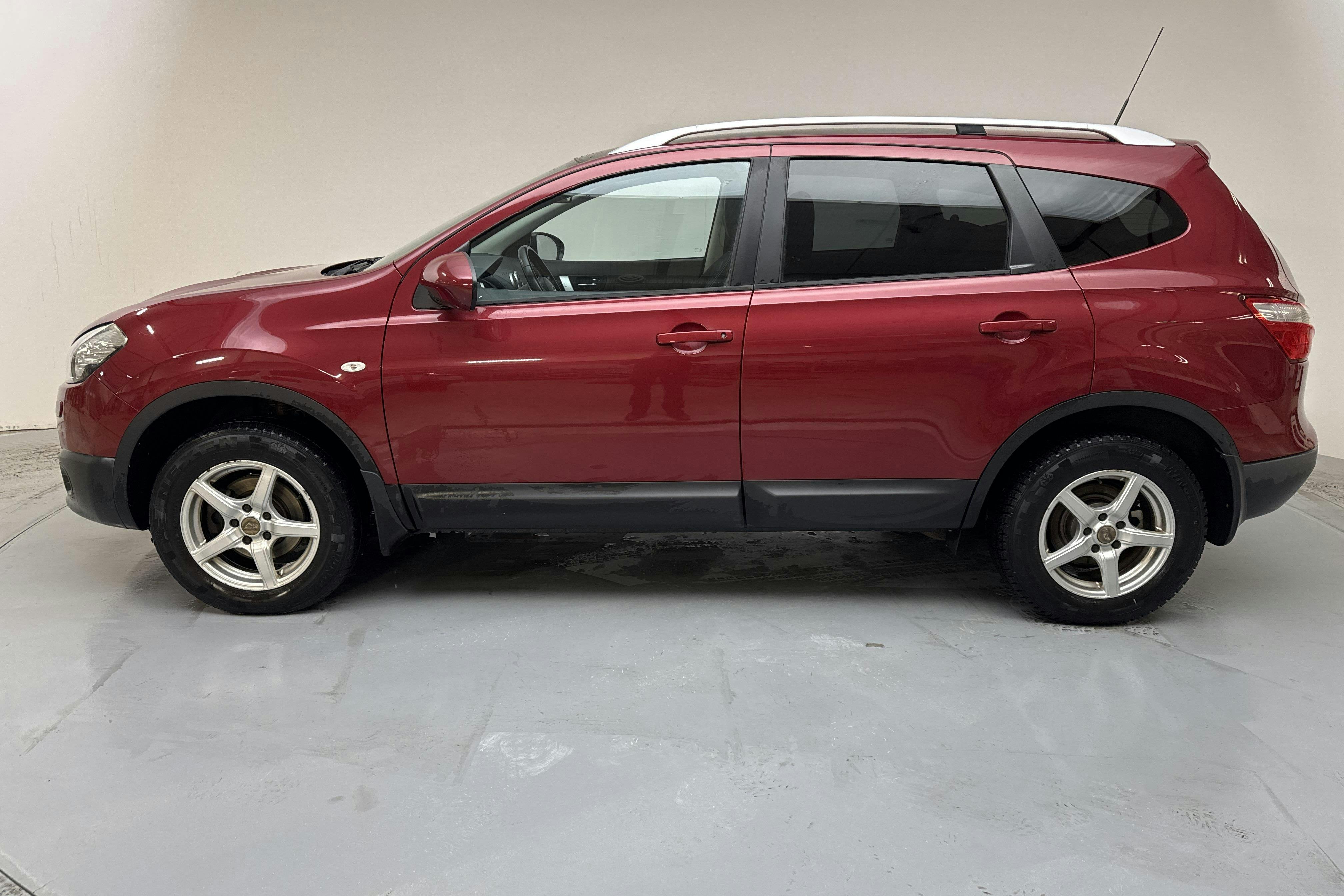 Presentation photo 2 of 15: Nissan Qashqai+2 1.5 dCi Pure Drive (103hk) - 201 270 km - Manual - red - 2011