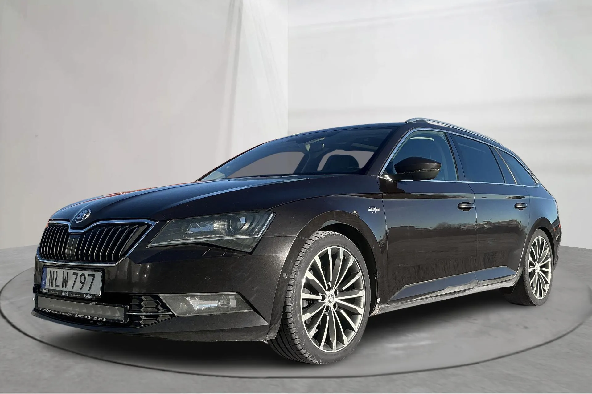 Presentationsfoto 1 av 18: Skoda Superb 2.0 TDI 4x4 Kombi (190hk) - 28 649 mil - Automat - Mörkbrun - 2017