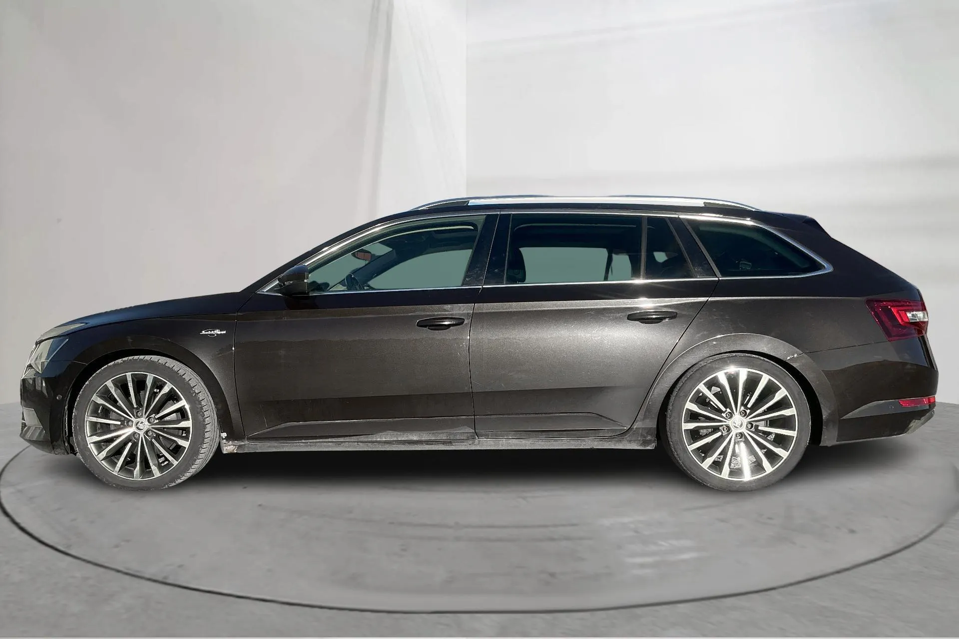 Presentationsfoto 2 av 18: Skoda Superb 2.0 TDI 4x4 Kombi (190hk) - 28 649 mil - Automat - Mörkbrun - 2017