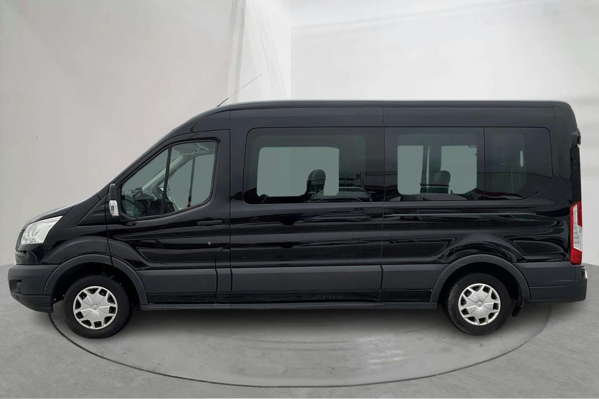 Presentationsfoto 2 av 14: Ford Transit 350 2.0 TDCi 2WD Buss (130hk) - 45 133 mil - Manuell - svart - 2017