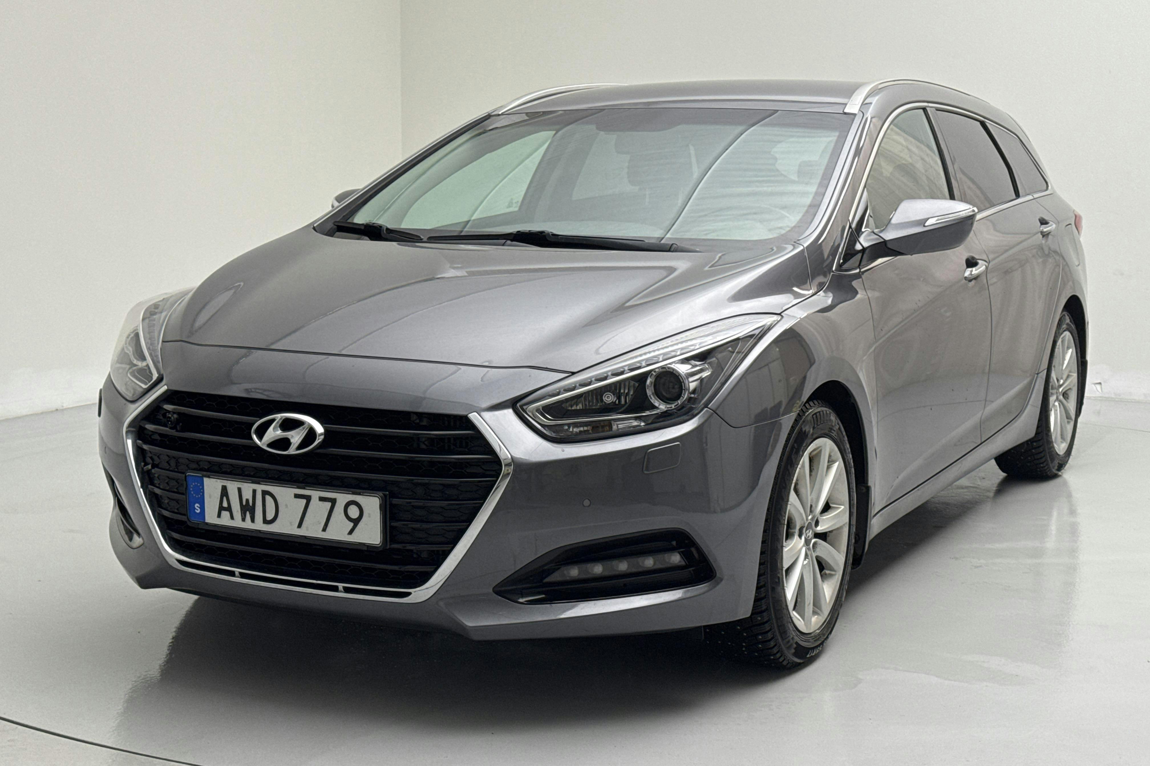 Presentation photo 1 of 14: Hyundai i40 1.7 D Kombi (141hk) - 117 960 km - Automatic - silver - 2016
