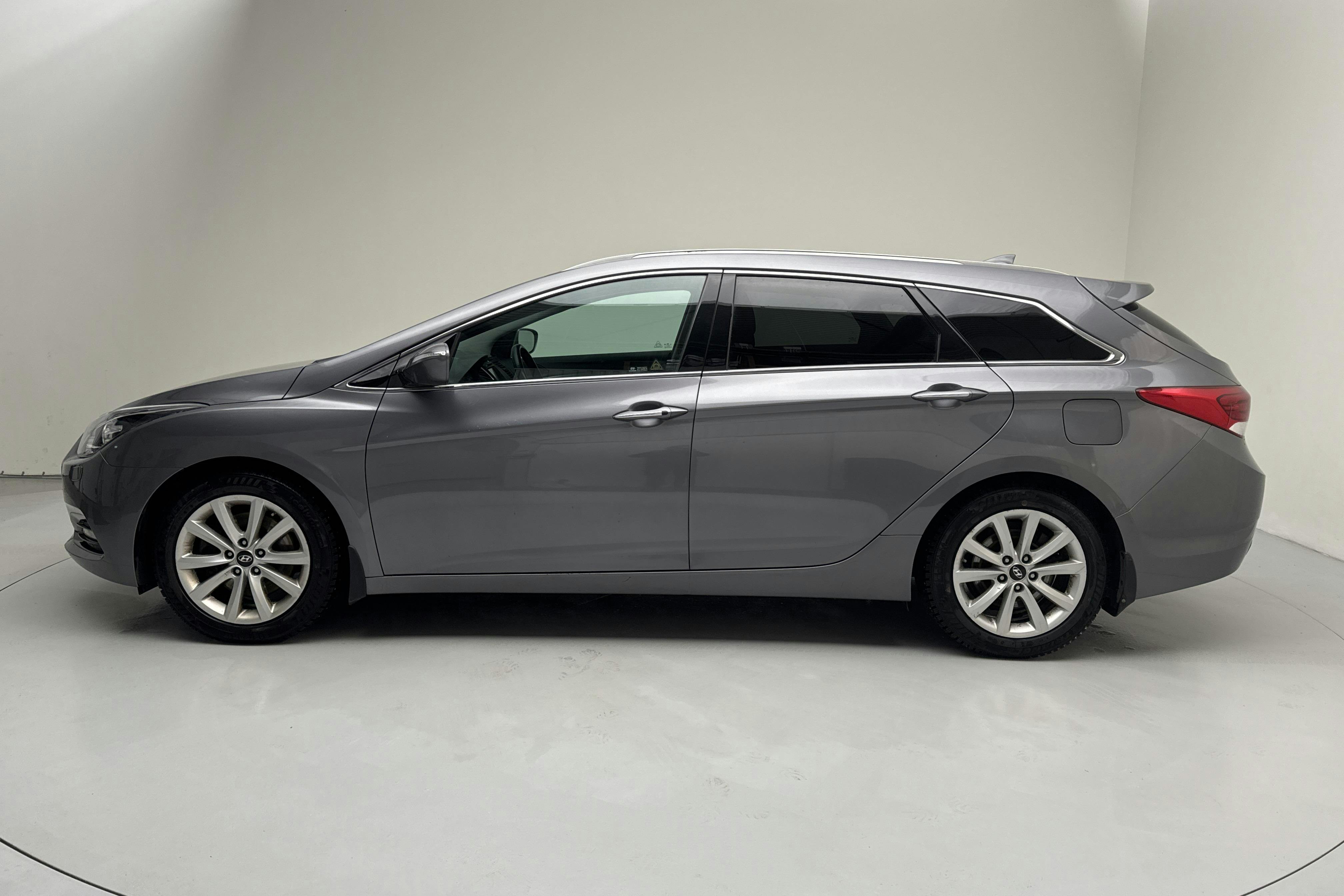 Presentation photo 2 of 14: Hyundai i40 1.7 D Kombi (141hk) - 117 960 km - Automatic - silver - 2016