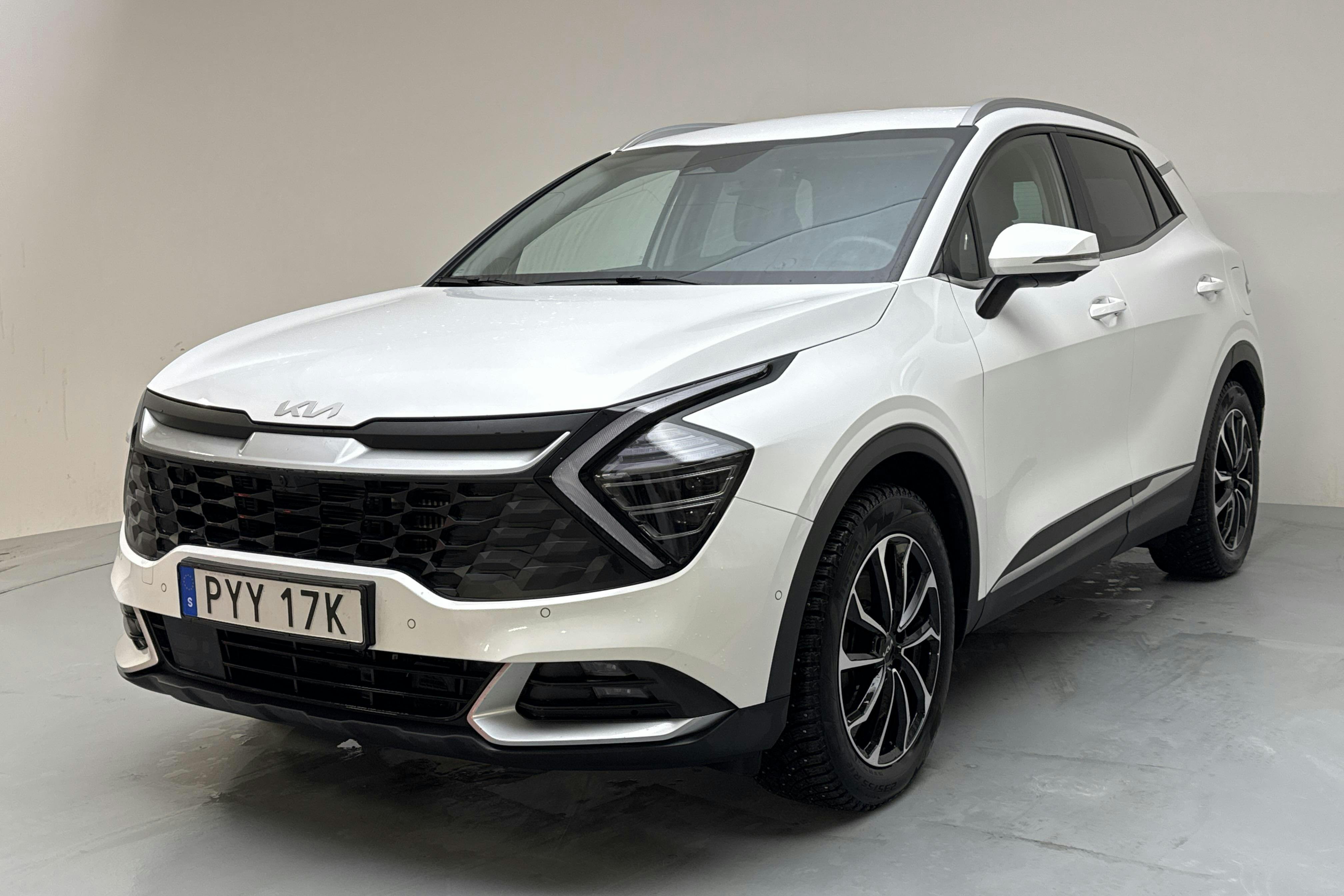 Presentationsfoto 1 av 16: KIA Sportage PHEV AWD (265hk) - 8 211 mil - Automat - vit - 2025