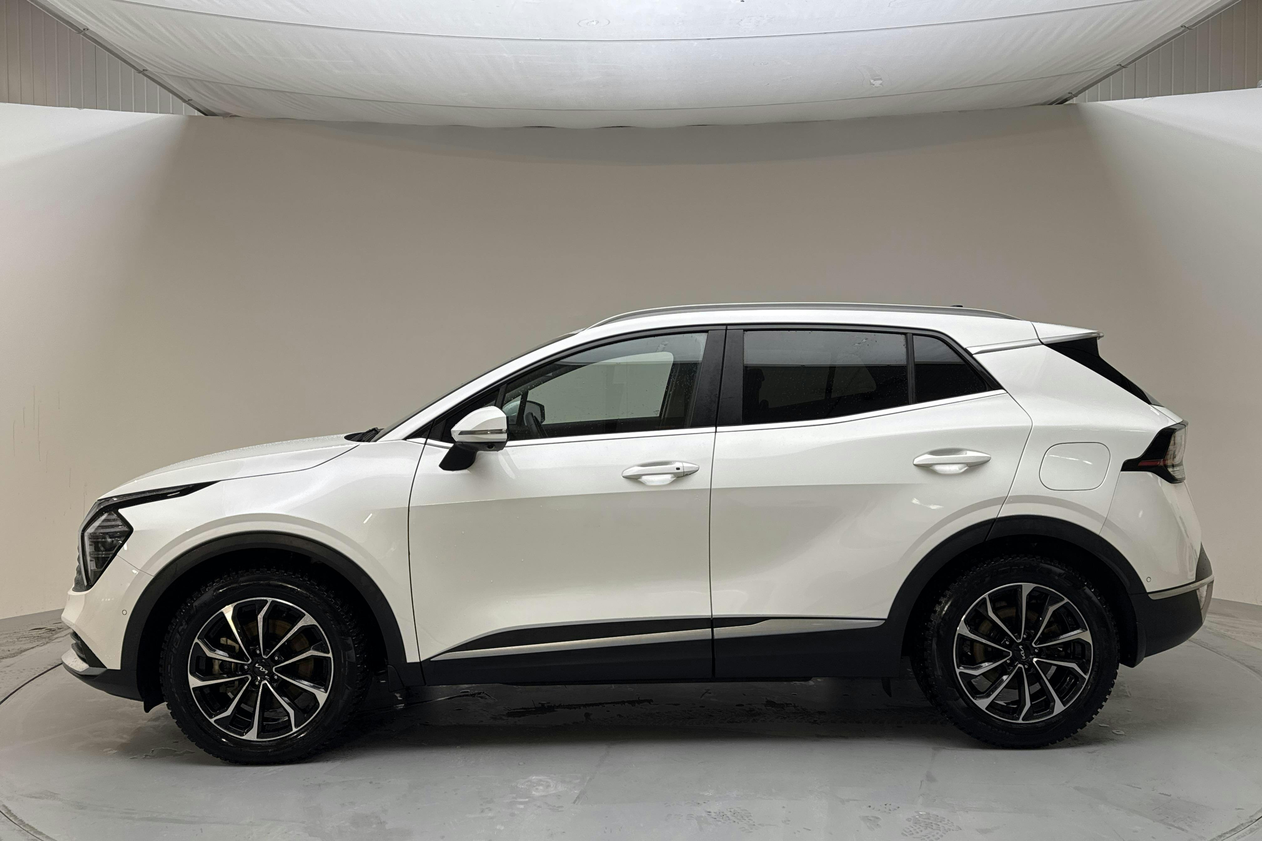 Presentation photo 2 of 16: KIA Sportage PHEV AWD (265hk) - 62 590 km - Automatic - white - 2025