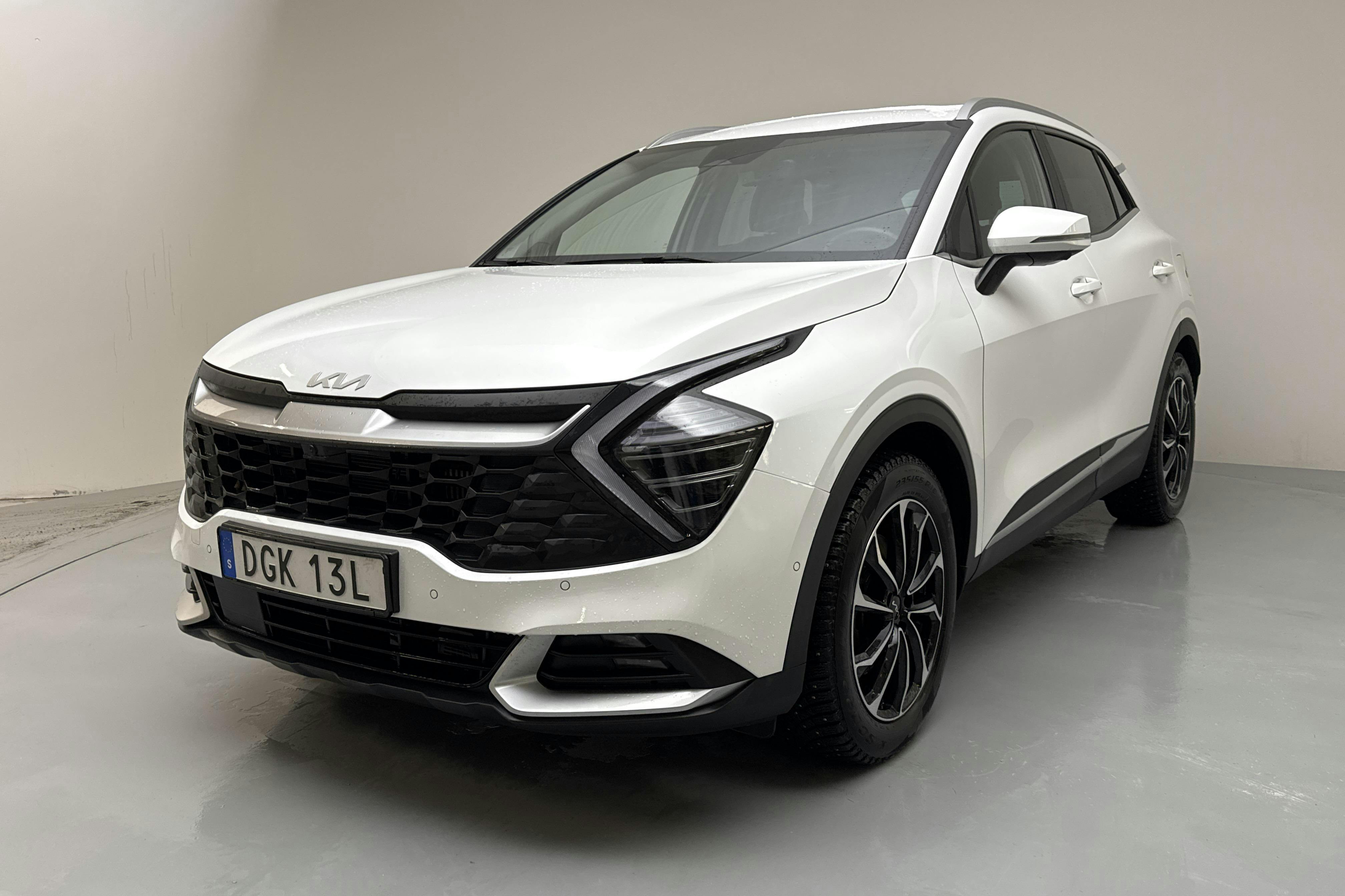 Presentation photo 1 of 18: KIA Sportage PHEV AWD (265hk) - 60 440 km - Automatic - white - 2025