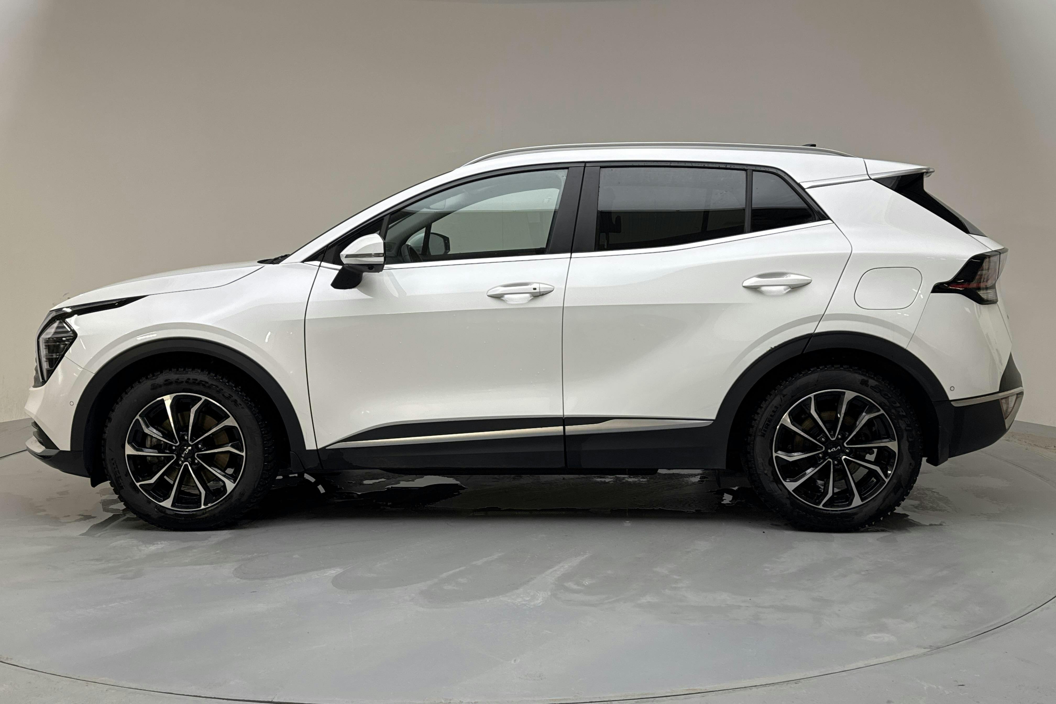 Presentation photo 2 of 16: KIA Sportage PHEV AWD (265hk) - 56 610 km - Automatic - white - 2025
